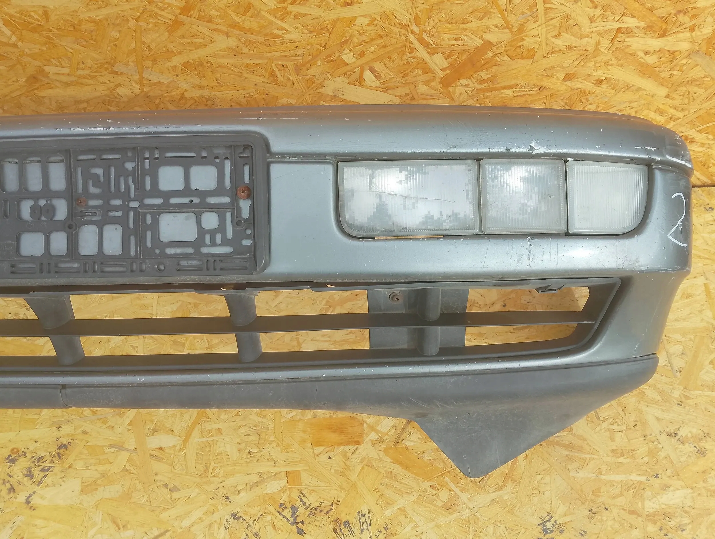 front bumper Volkswagen Passat B4 bumper posiada zarysowania
