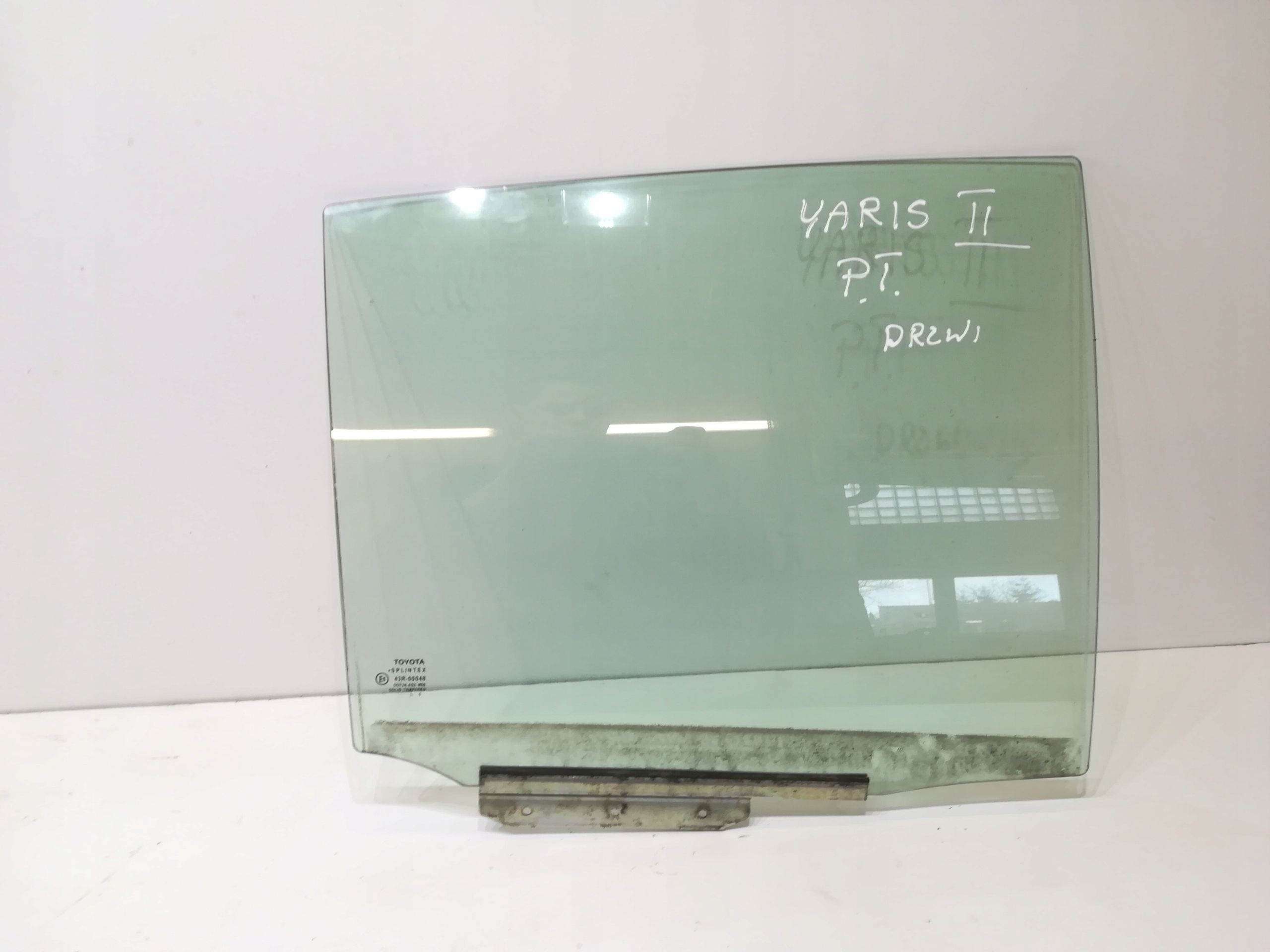 SZYBA DRZWI PRAWY TYŁ 05r TOYOTA YARIS II 5D Strona zabudowy tył - prawa