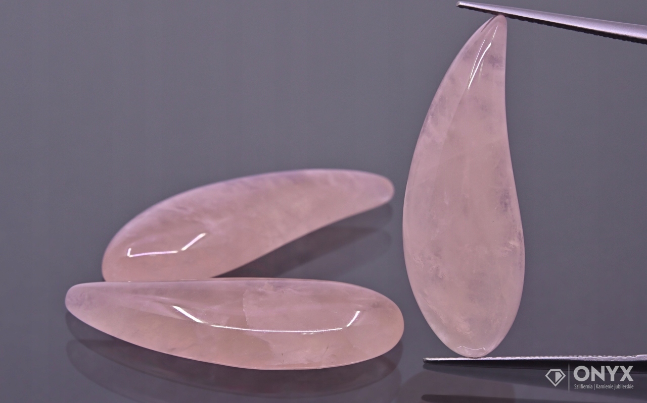 Růženín A kabošon slza 31x11 mm