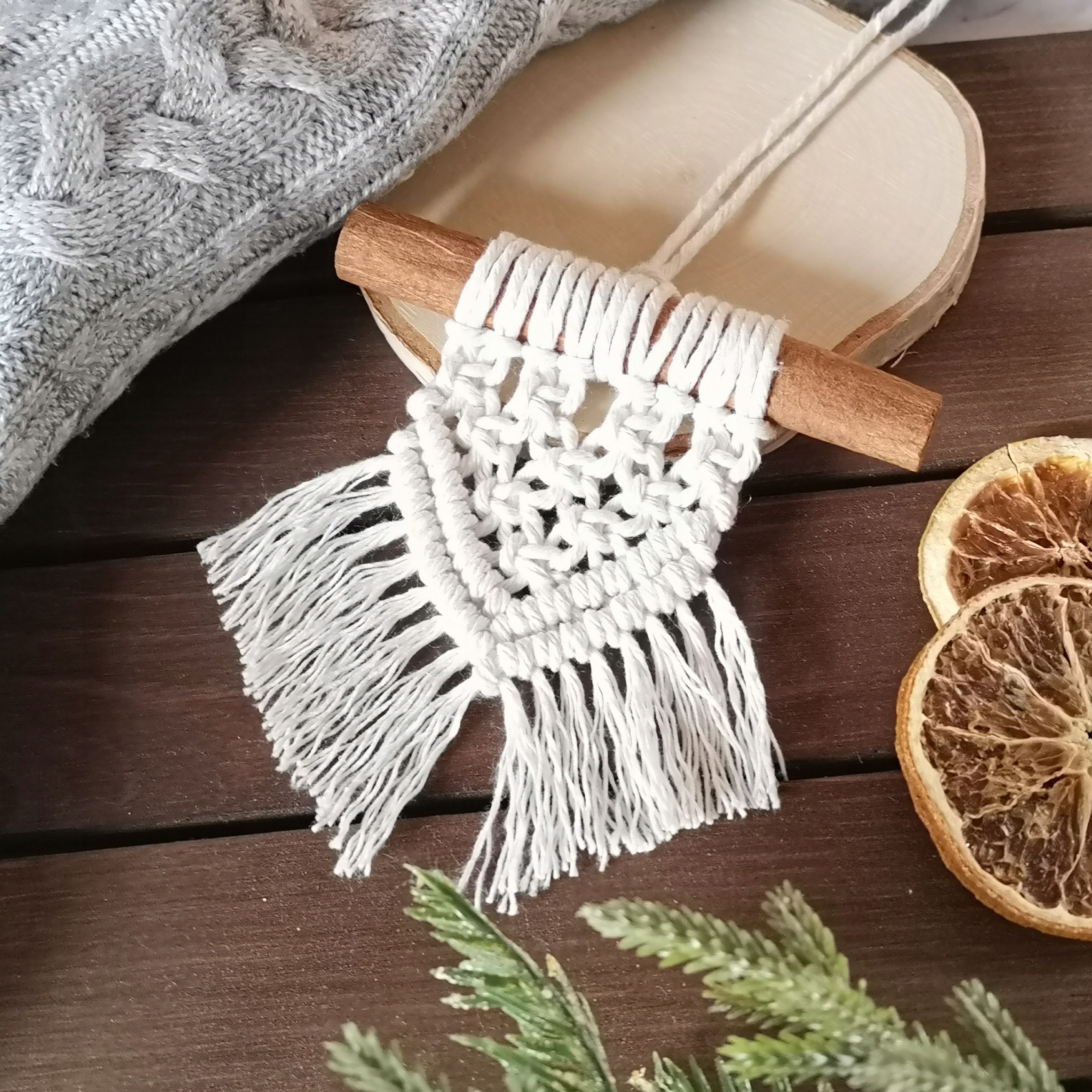 

Zawieszka na choinkę Mini Makrama na cynamonie