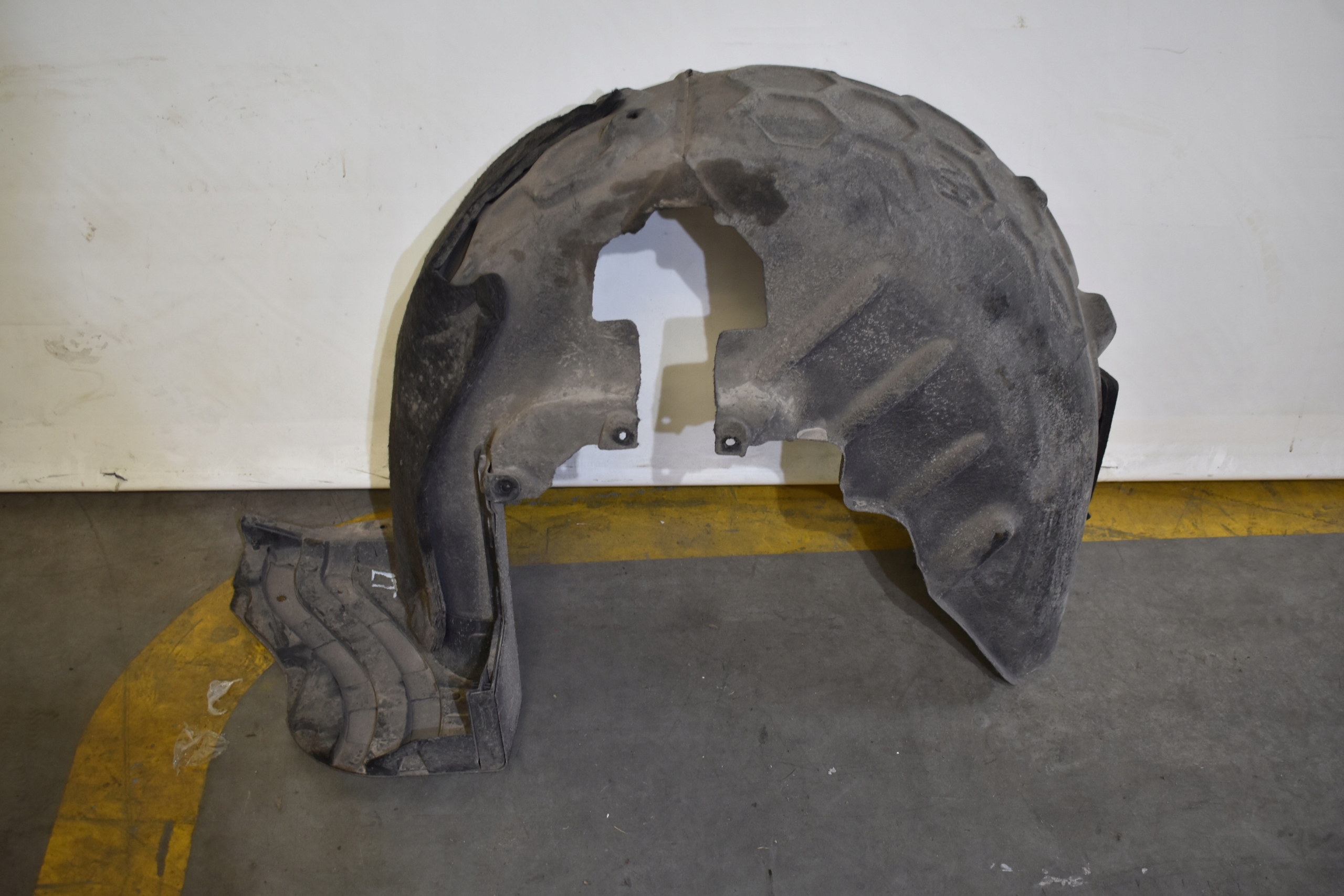 IDEALNE mudguard rear part rear. left VW TOUAREG III 1