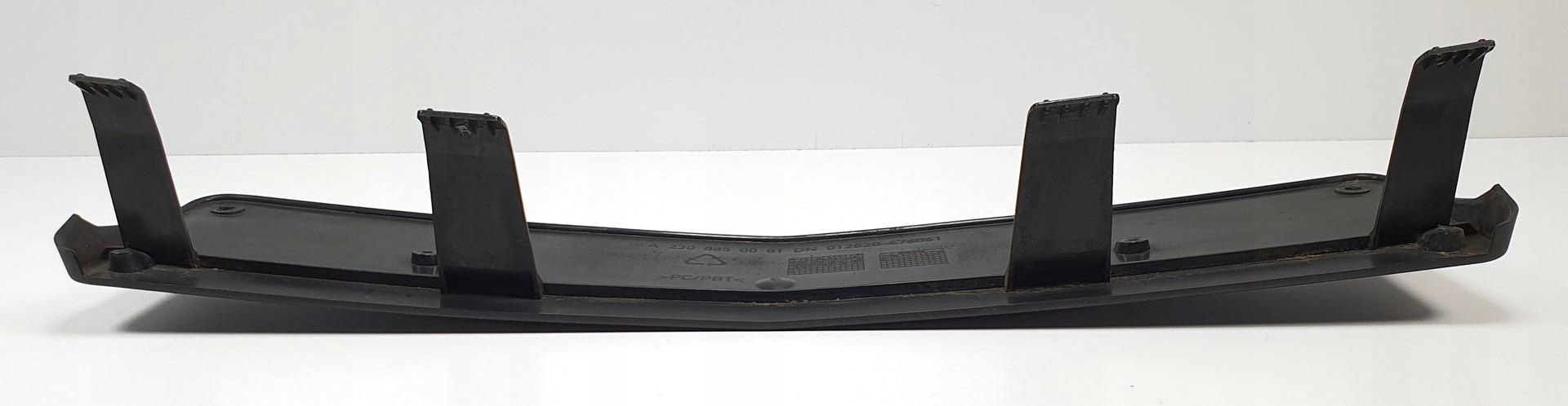 LISTWA POD TABLICE REJESTRACYJNA MERCEDES SL R230 Producent części Mercedes-Benz OE