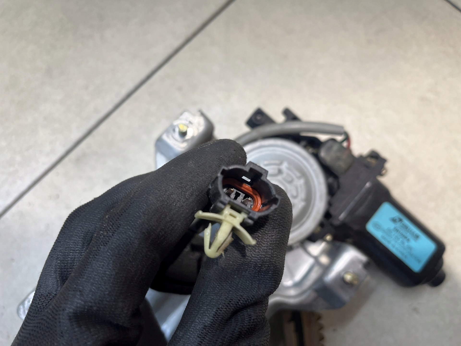 window regulator right rear part KIA SORENTO and 2.5 CRDI XH102PA