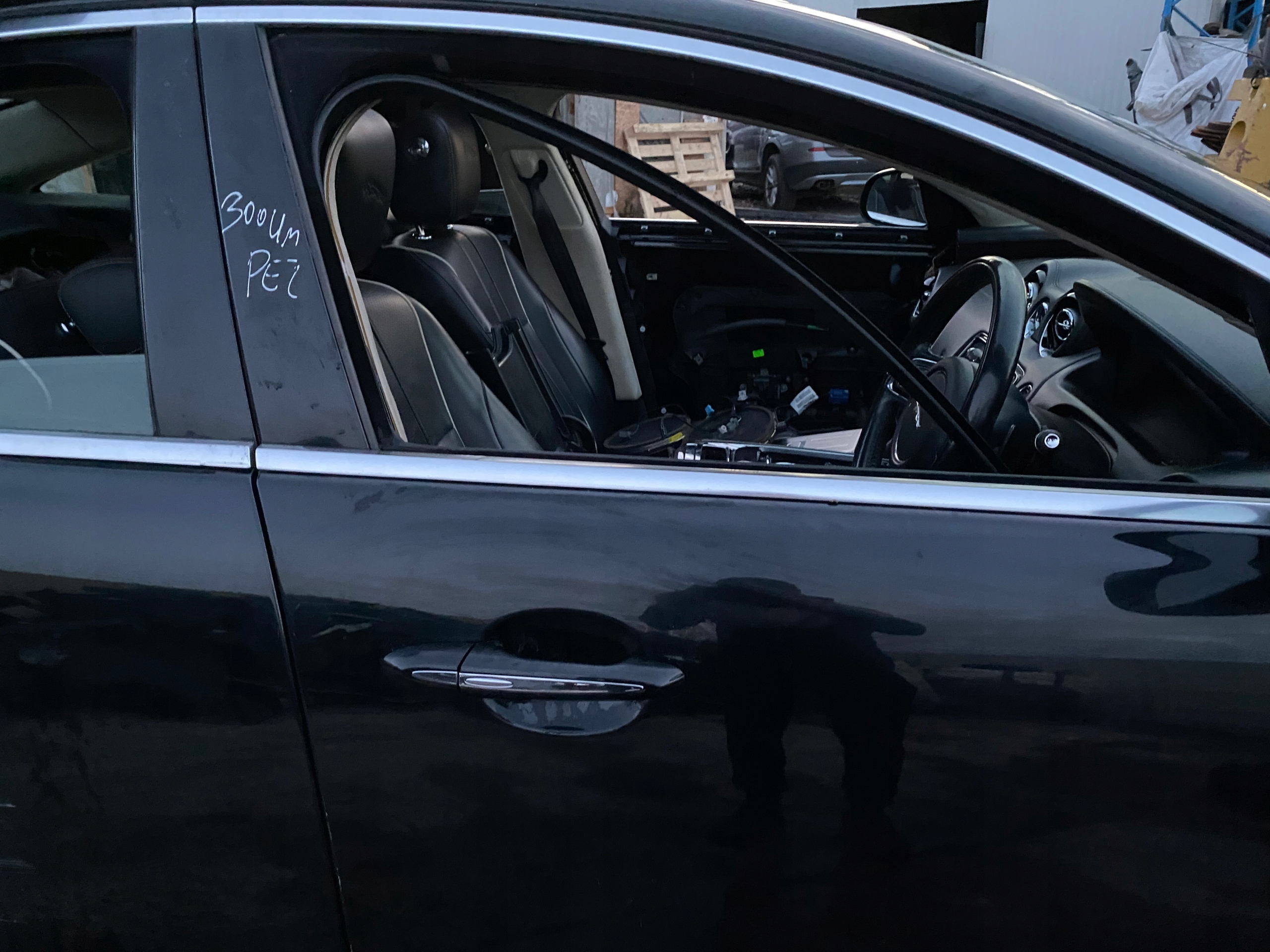 DRZWI PRAWE PRZOD JAGUAR XJ X351 PEL Strona zabudowy przód - prawa