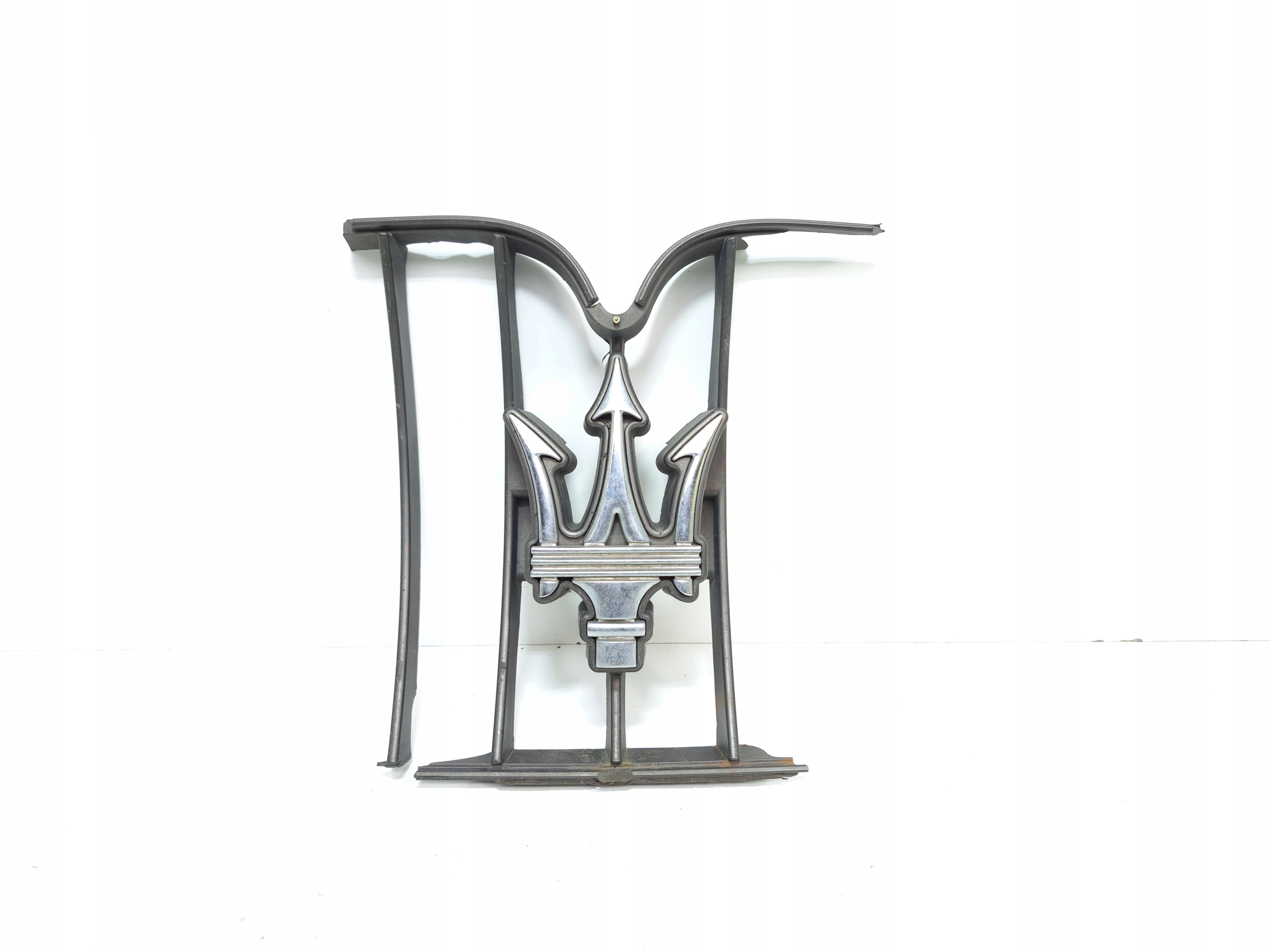 MASERATI GRANTURISMO ZNACZEK EMBLEMAT LOGO GRILLA PRZOD 68250900