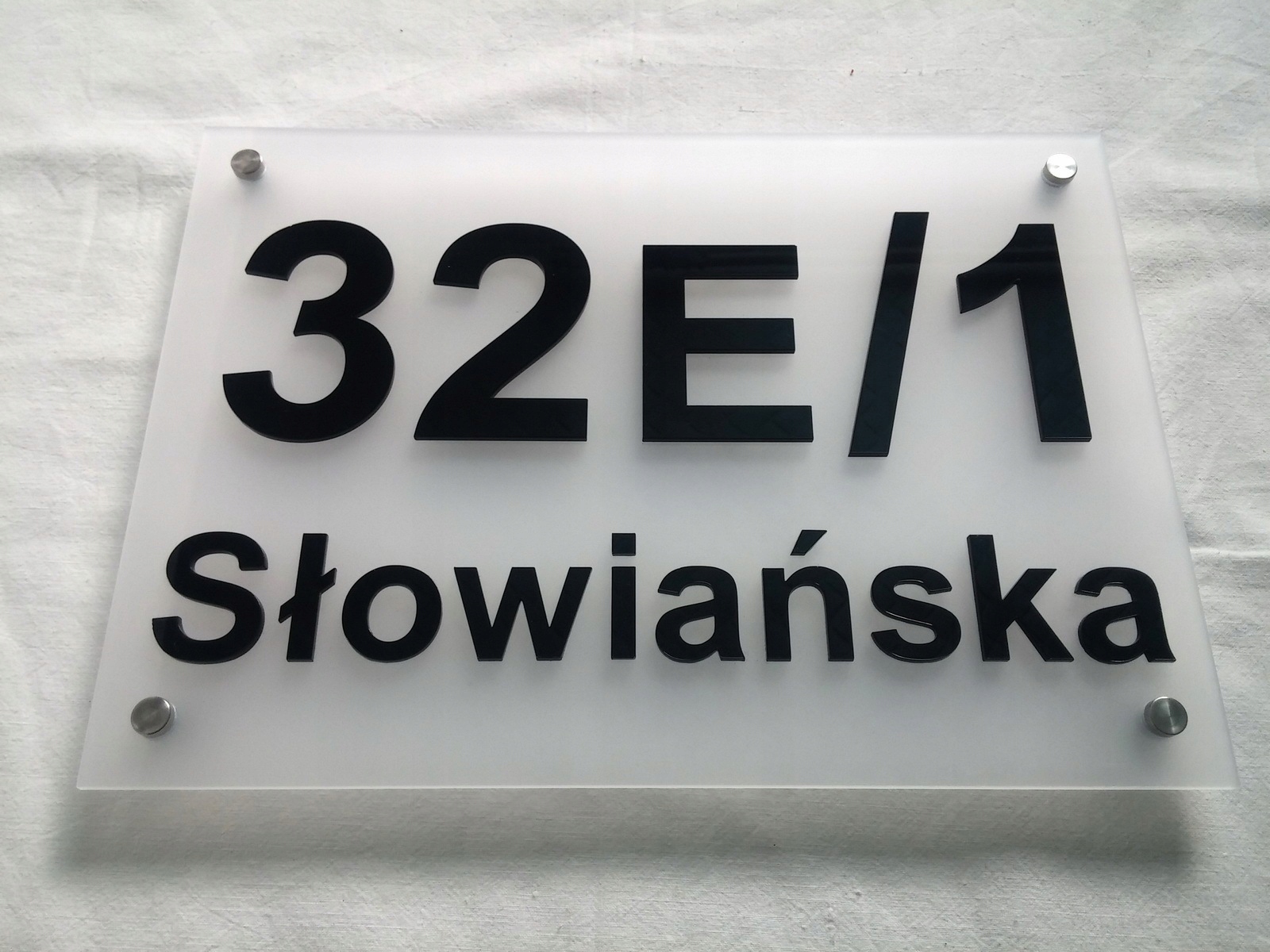 

Tabliczka adresowa 3D z nazwą ulicy, numer posesji