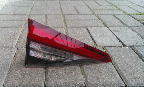 SKODA KODIAQ 17+ LEWA TYLNA LAMPA W KLAPĘ LED ORYGINAŁ 565945307B