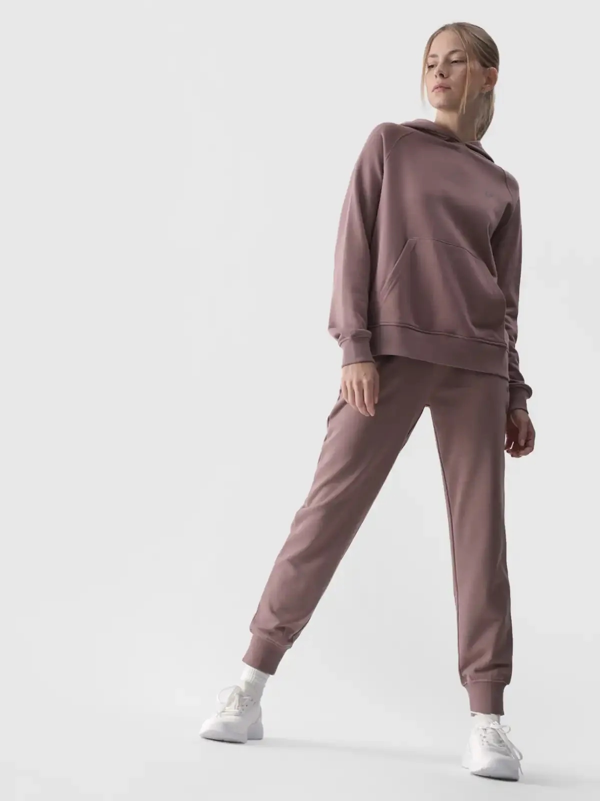 SPODNIE DRESOWE DAMSKIE 4F SPORTOWE DRESY BAWEŁNIANE Z KIESZENIAMI MM00945 Rozmiar M