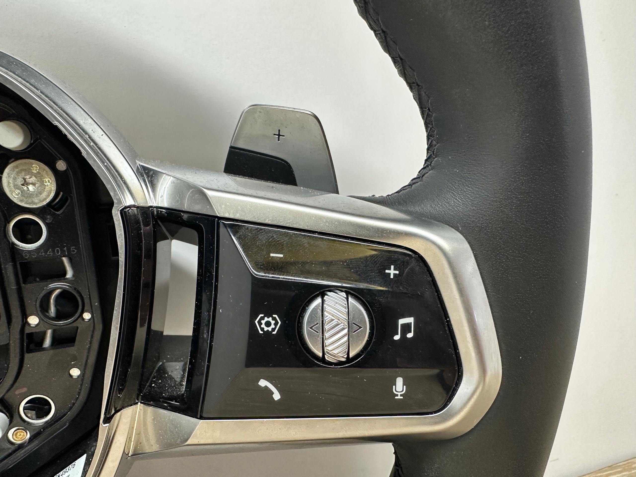 BMW G70 i7 G60 G61 volant m-packet s řazením