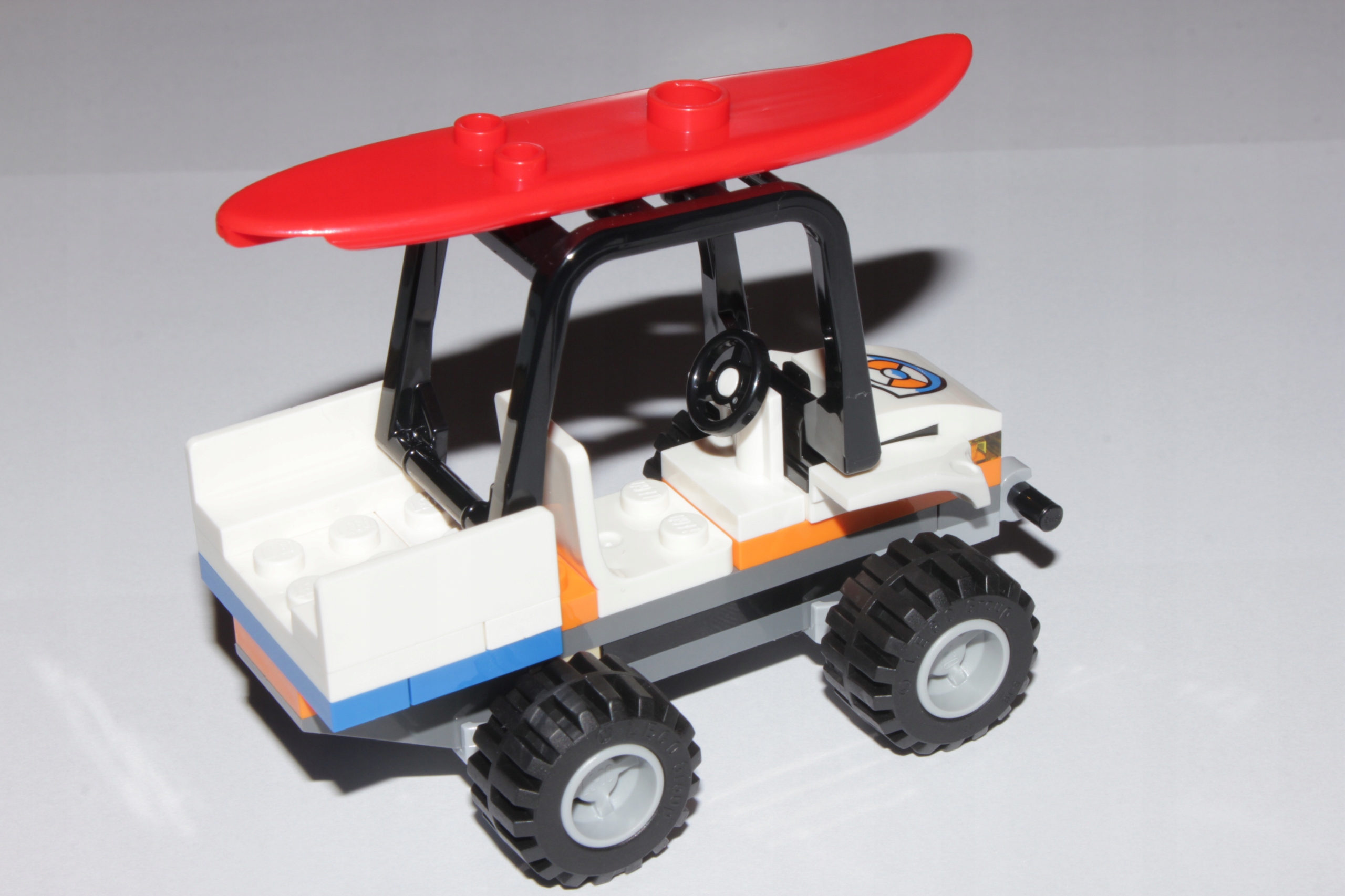 LEGO POJAZD AUTO QUAD RATOWNIKA ŁAZIK PLAŻOWY DESKA, NOWY Wiek dziecka 5 lat +