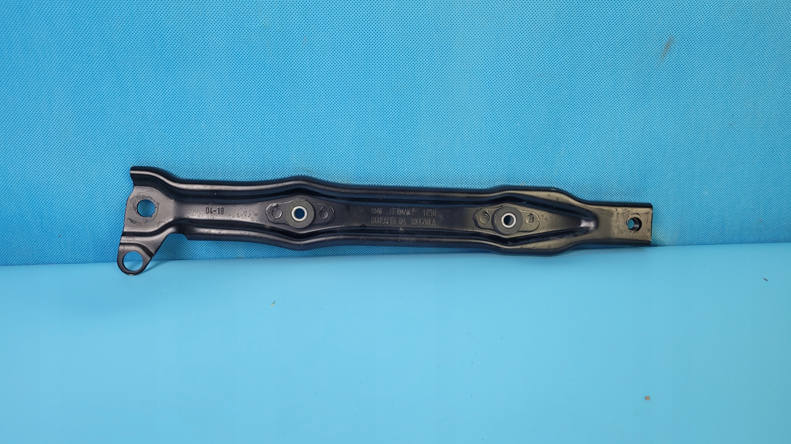 BMW F45 225xe 18R перекладина батареи левая 8609910