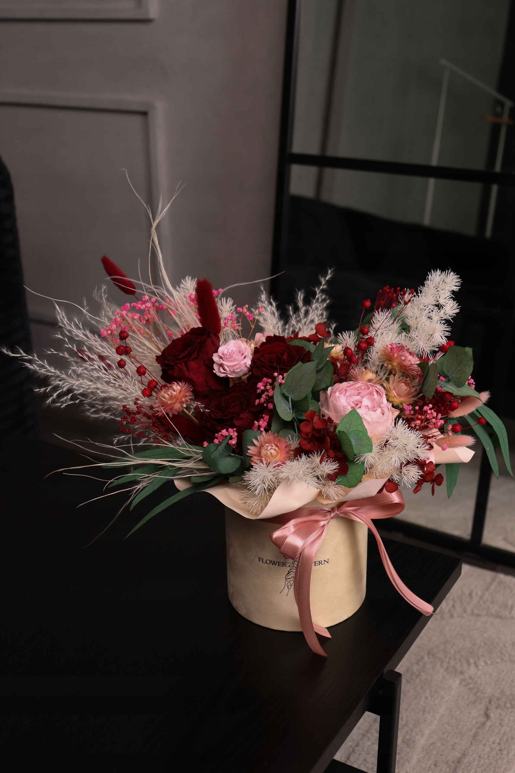 FlowerBox s věčnými růžemi, stabilizované květiny v krabičce