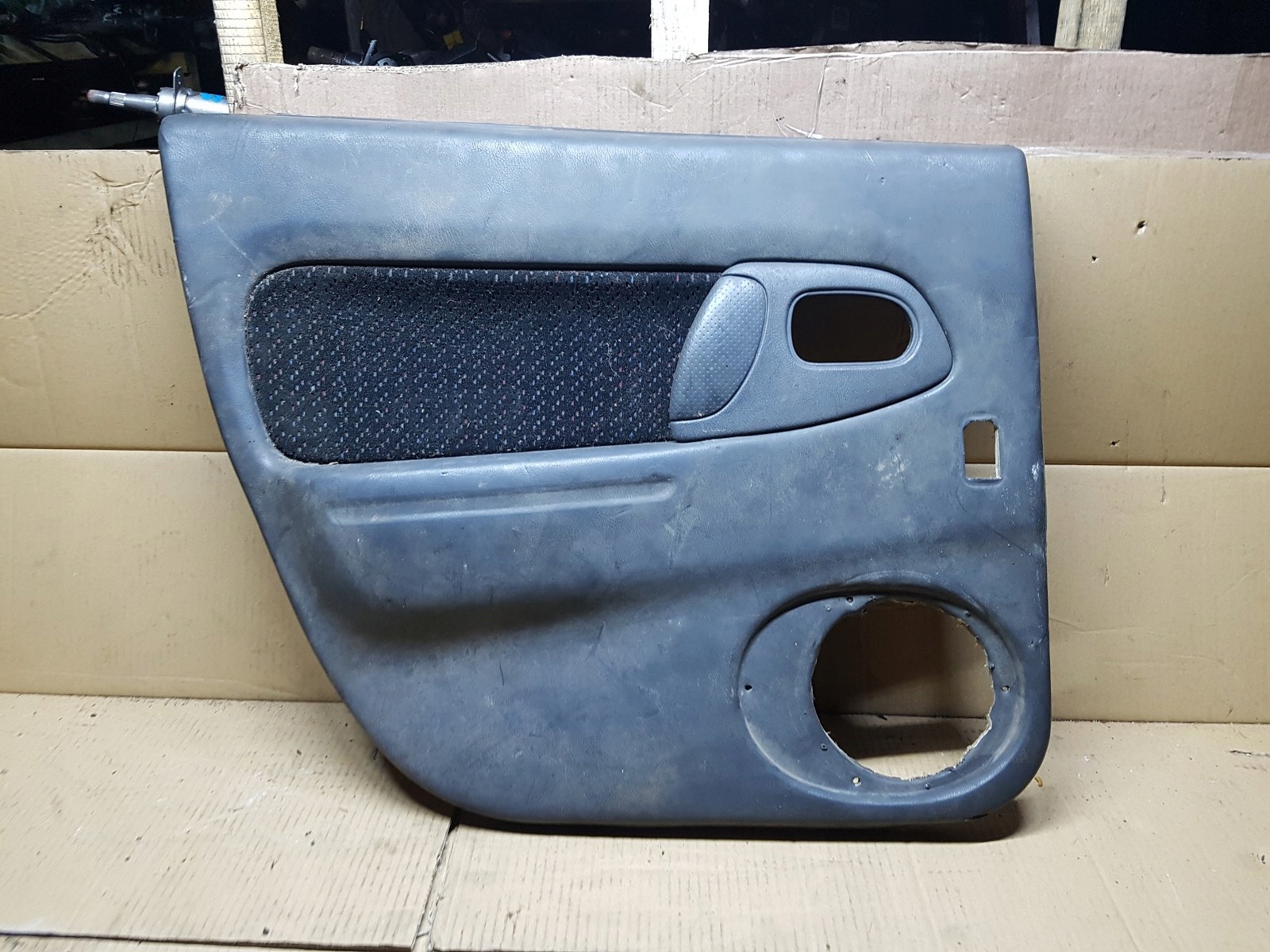 дверные карты зад левый mazda 323F BA