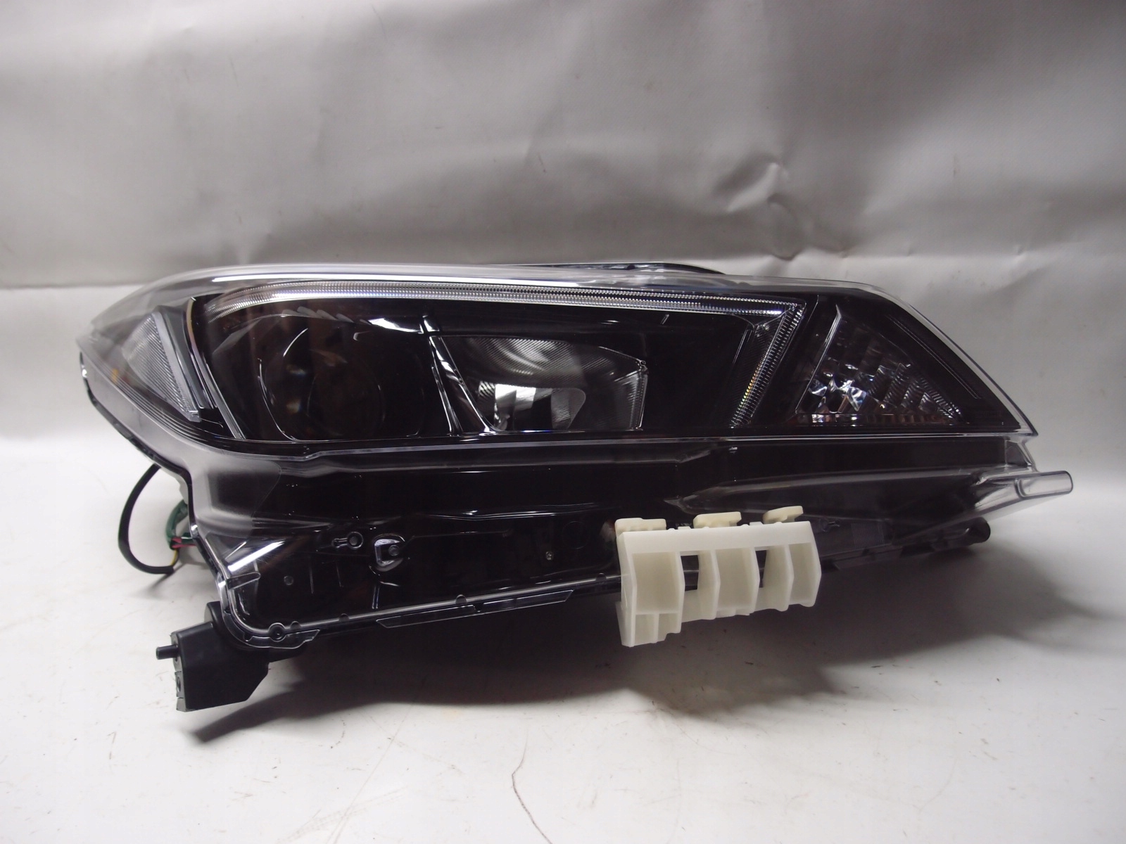 ФАРА ПРАВЫЙ ПЕРЕД NISSAN LEAF II