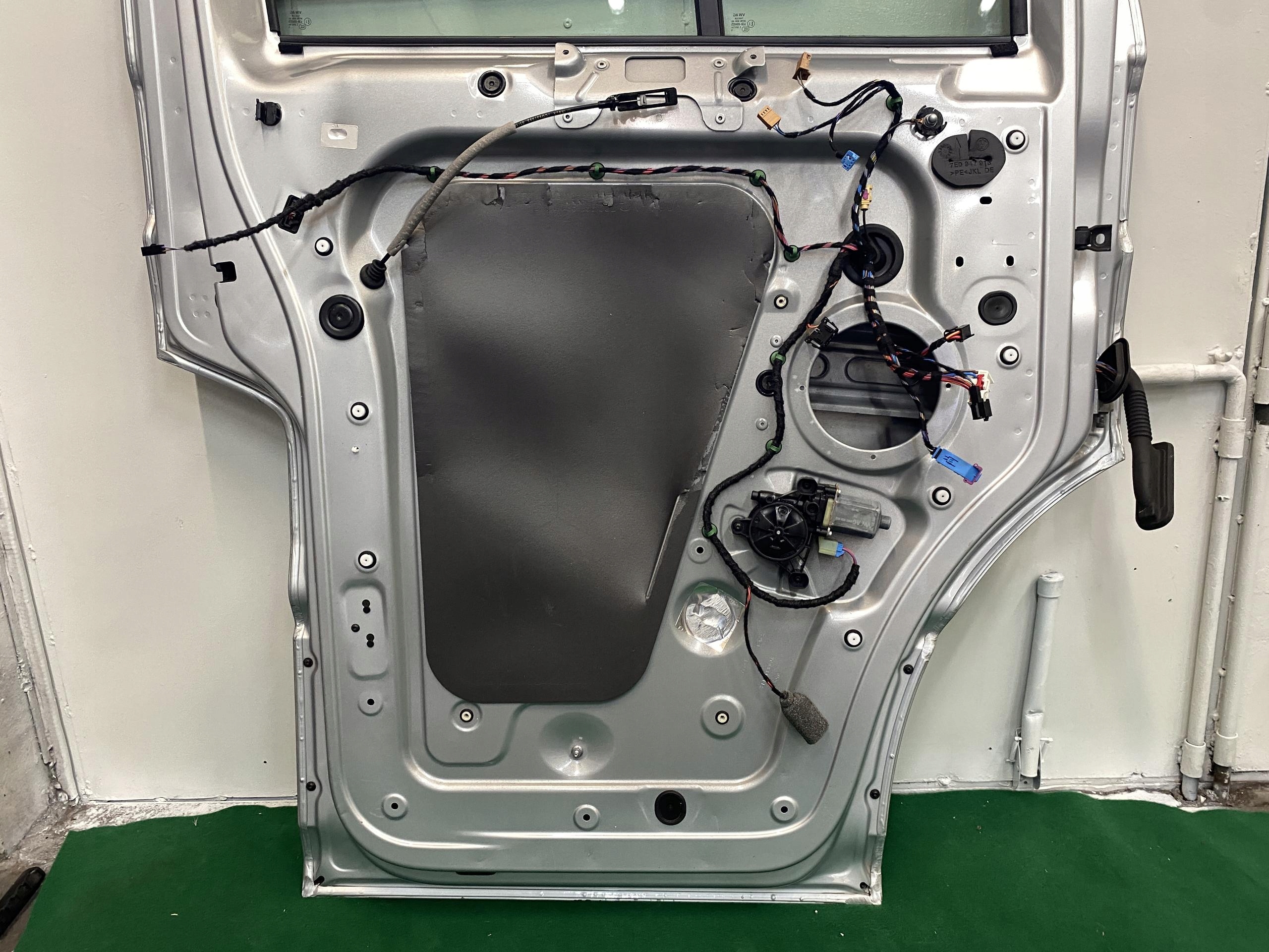 VW CRAFTER 2 MAN TGE 17- door front left silver PDC 7C0831311C