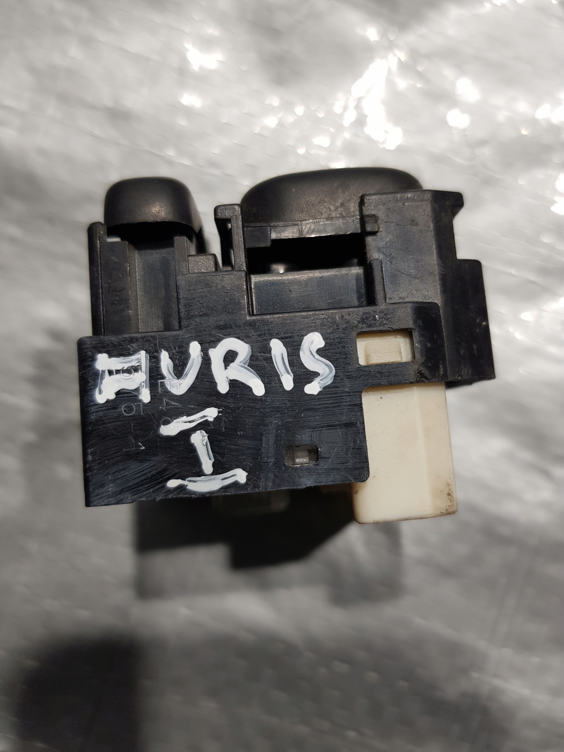 Toyota Auris and mirror control switch button