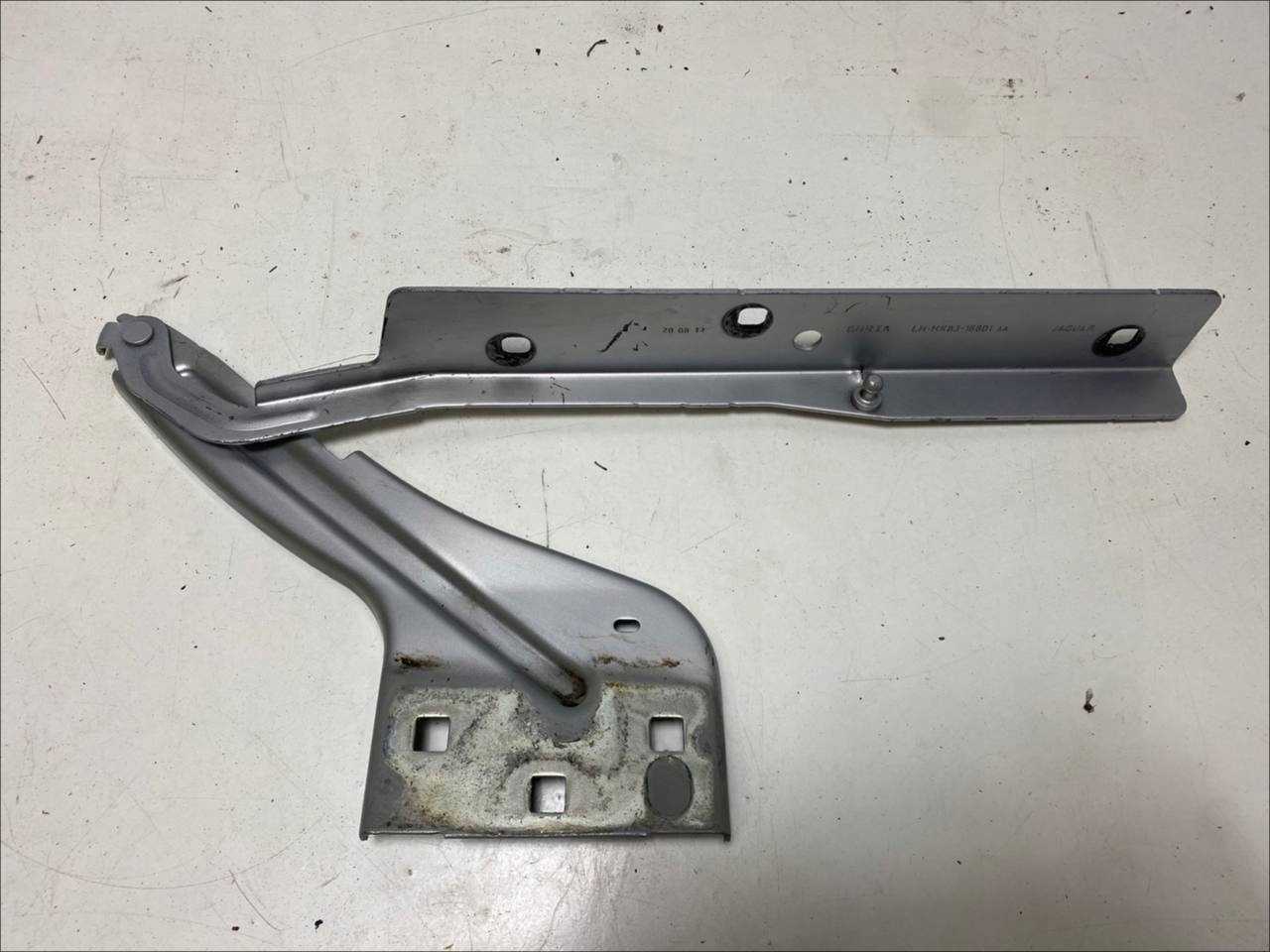 ZAWIAS MASKI LEWY JAGUAR F-PACE X761 LIFT MK83-16801-AA