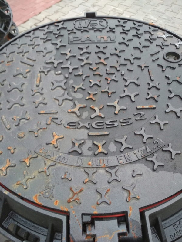 Właz żeliwny REXESS 2 D400 Marka inna