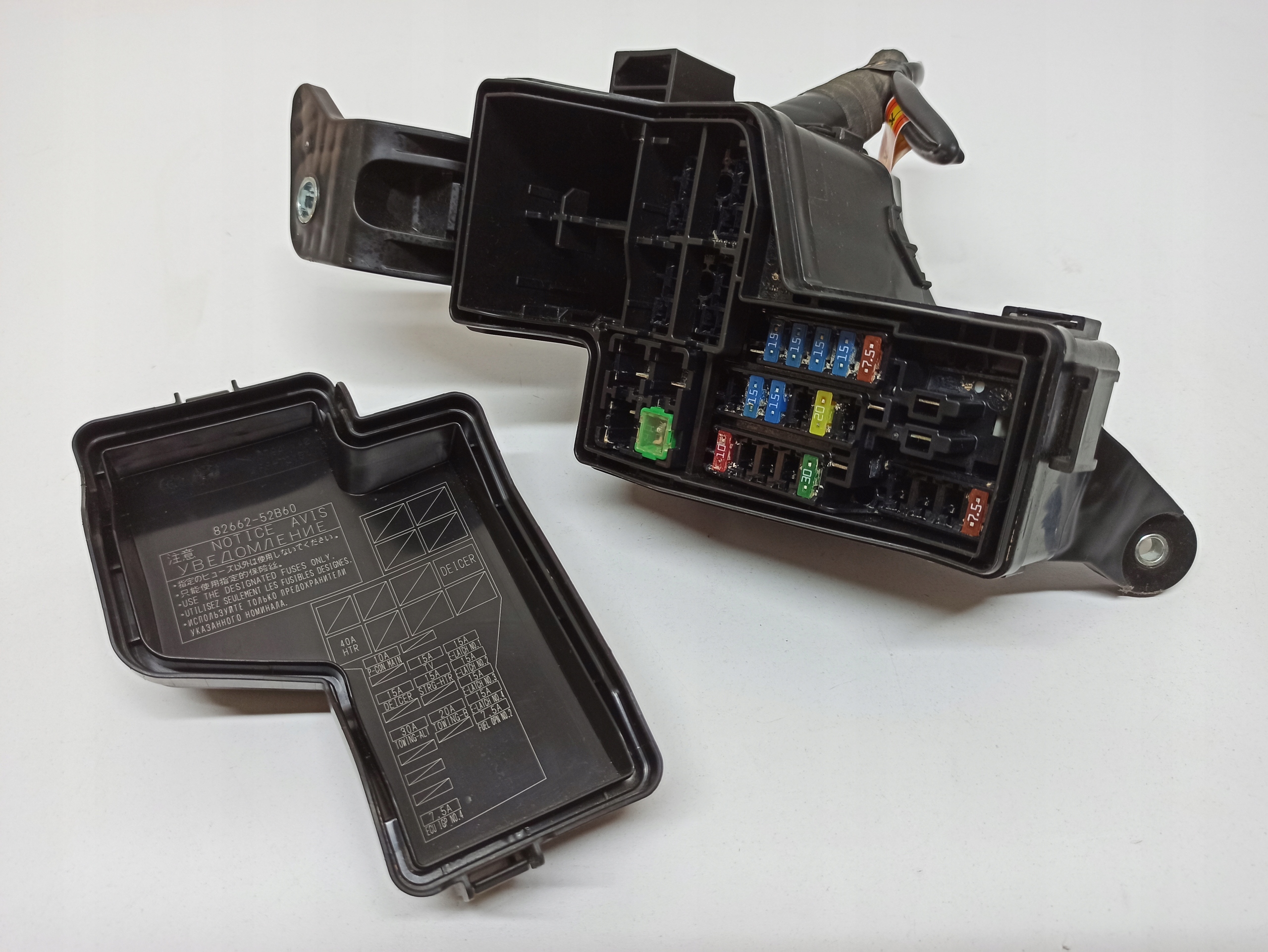 lexus LBX блок коробка предохранителей 82662-52B60