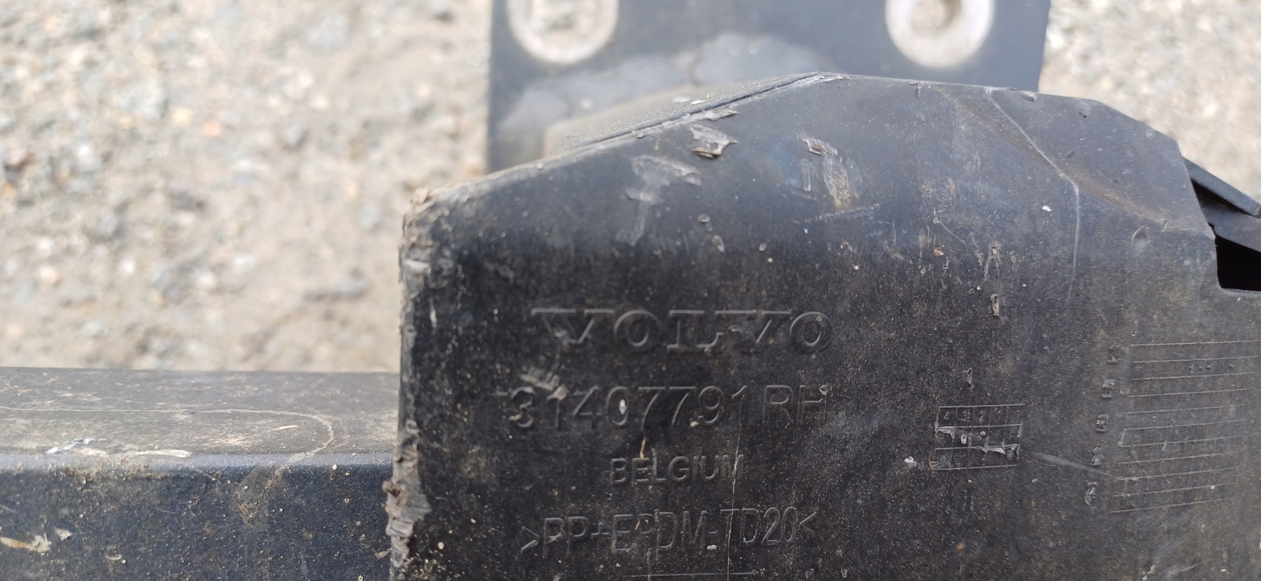 VOLVO XC90 ABSORBER sider below bumper rear part