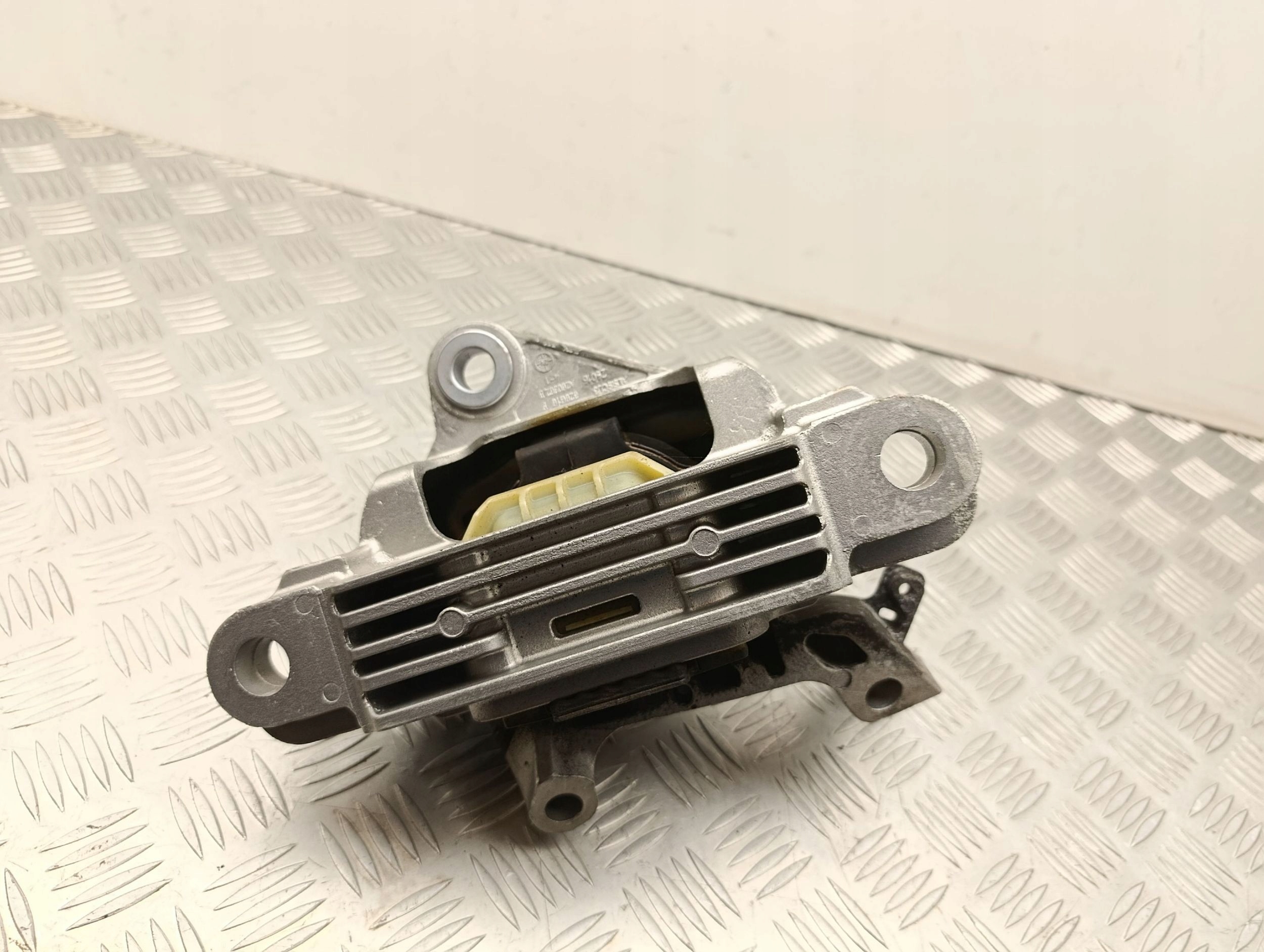 2025 Volvo XC40 engine mount 32139919