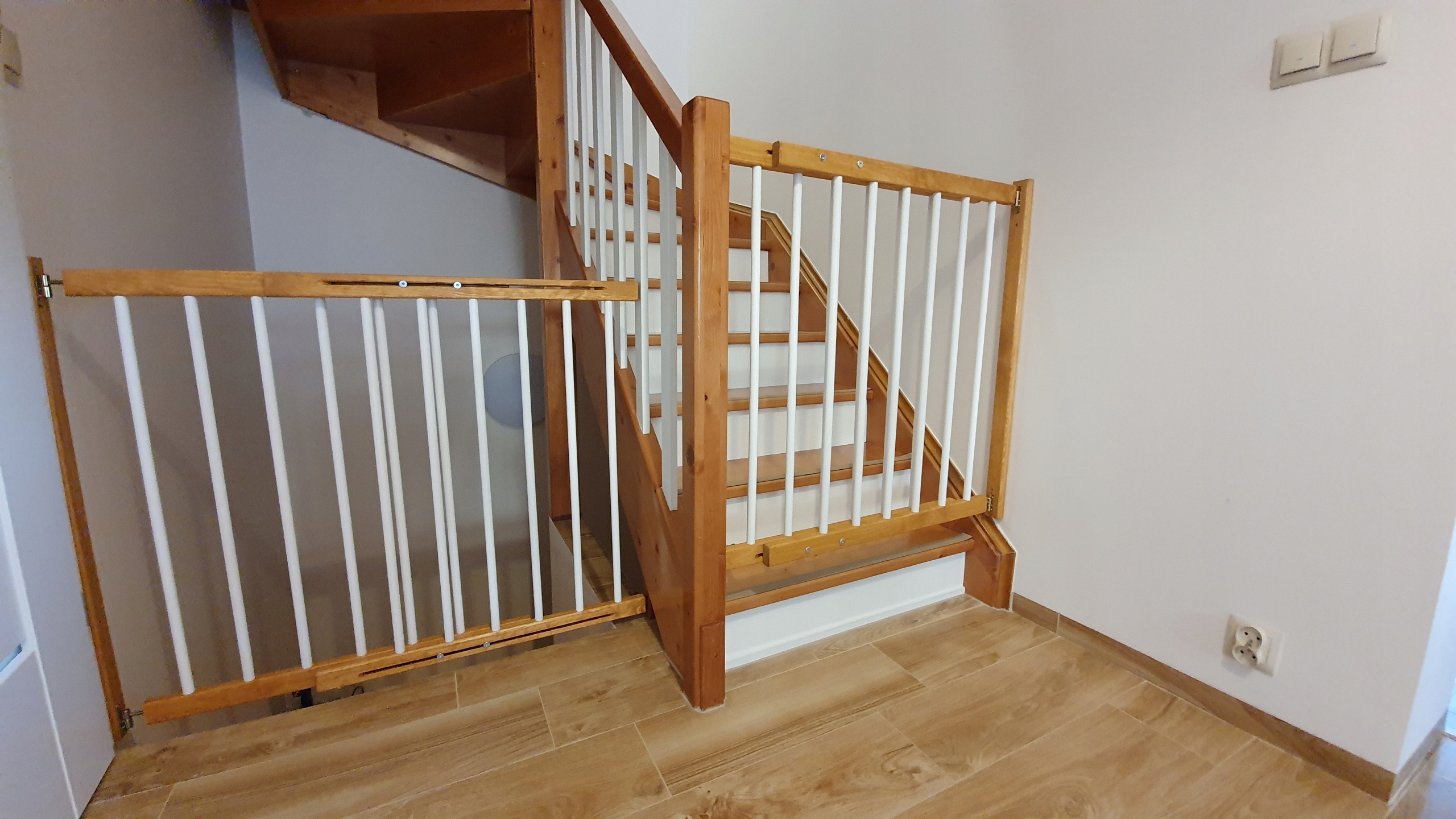 

Usługa Malowania Drewnian. Bramki Na Wybrany Kolor