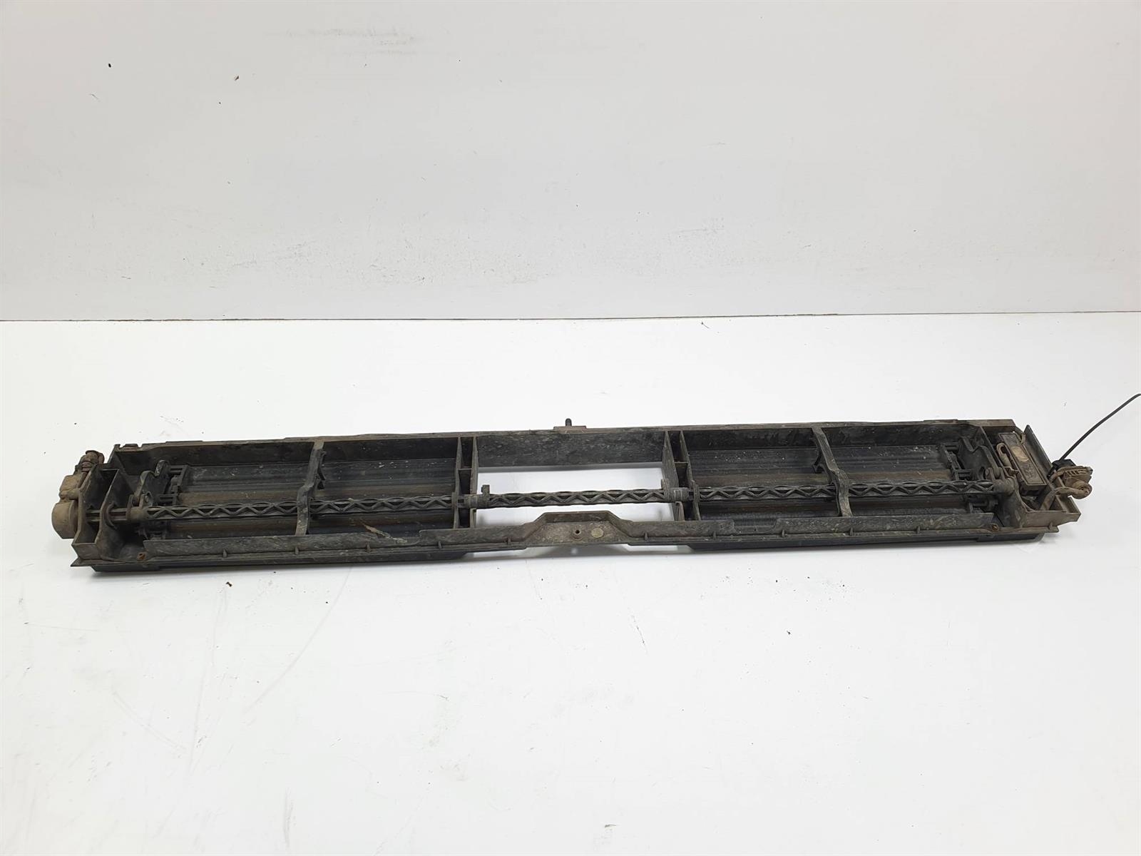 РЕШЕТКА РАДИАТОРА MERCEDES ACTROS 1945 ГОДА