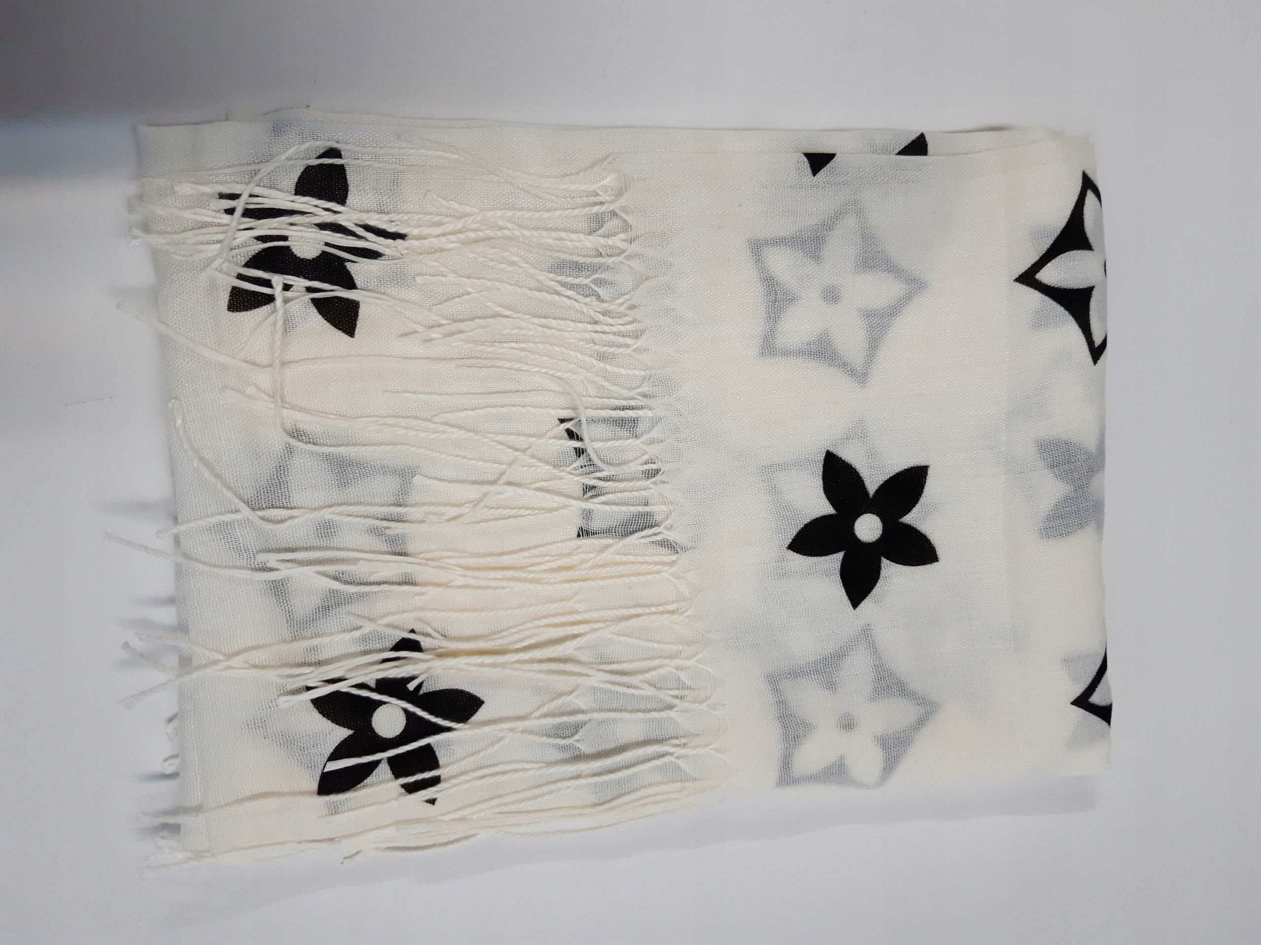 szalik kremowy czarny