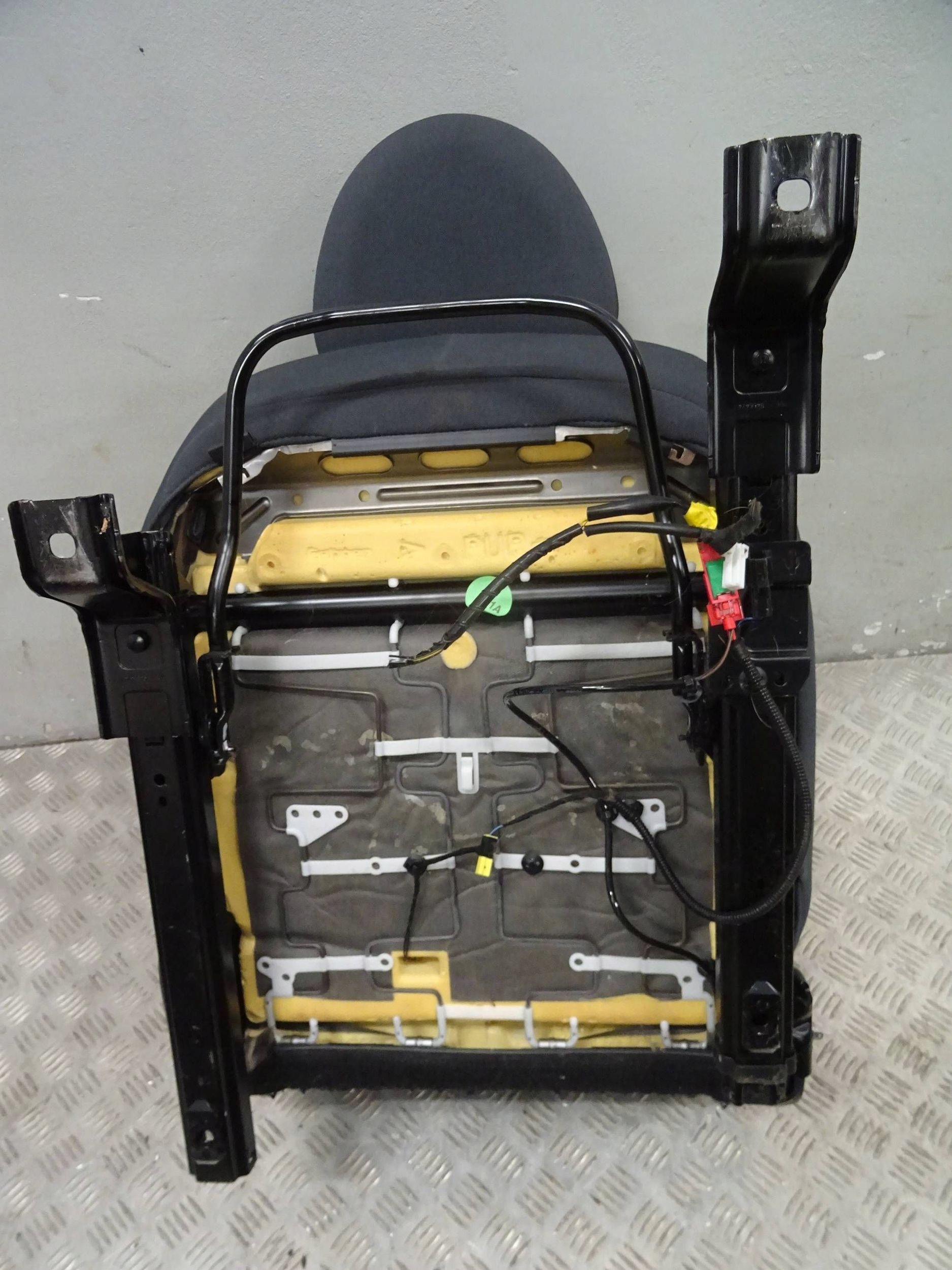 кресло пассажира правый передний mitsubishi Colt 6 5D HB NR194