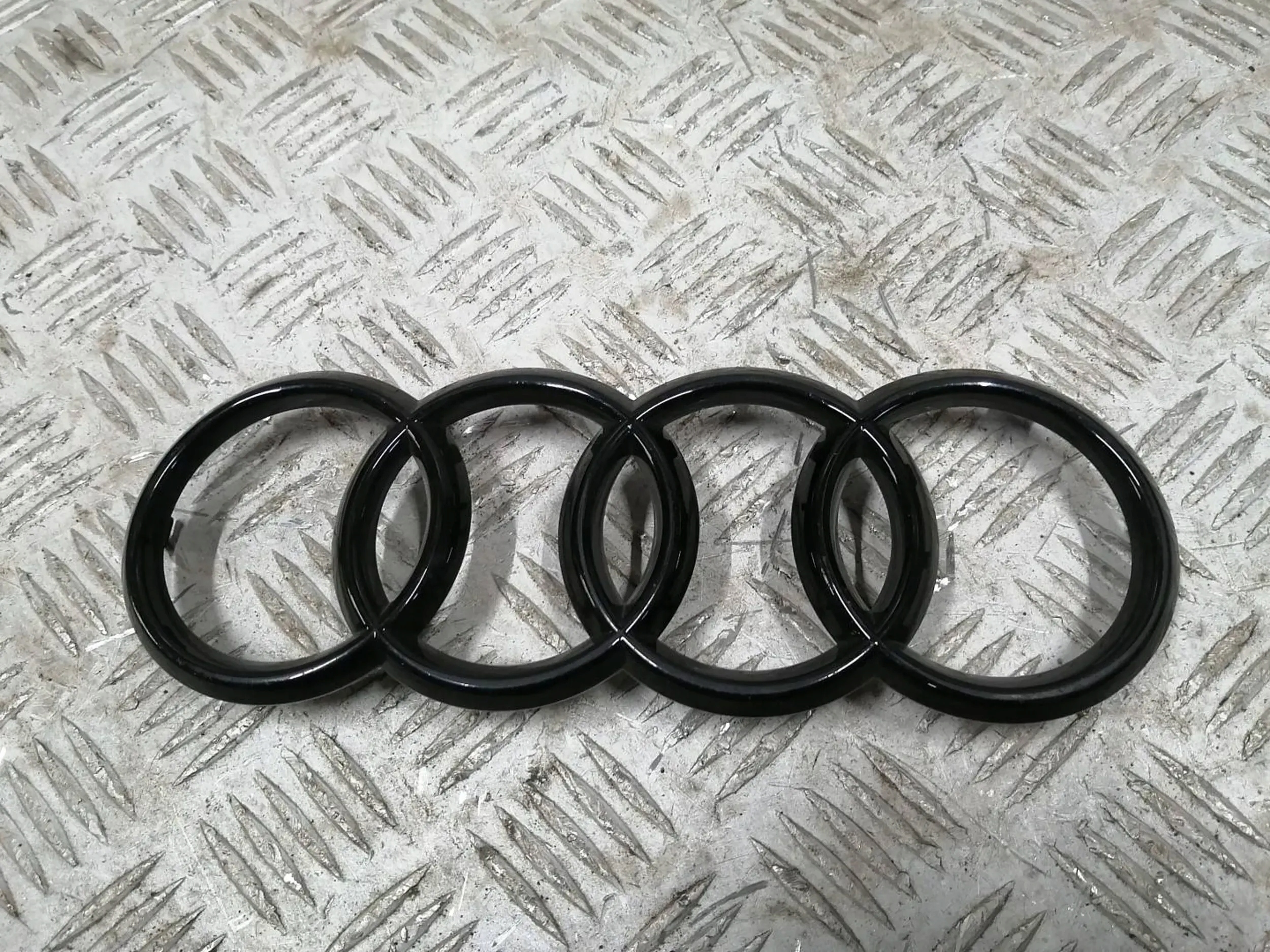 EMBLEMAT LOGO ZDERZAK PRZÓD A3 8Y 20- 8J0853605B