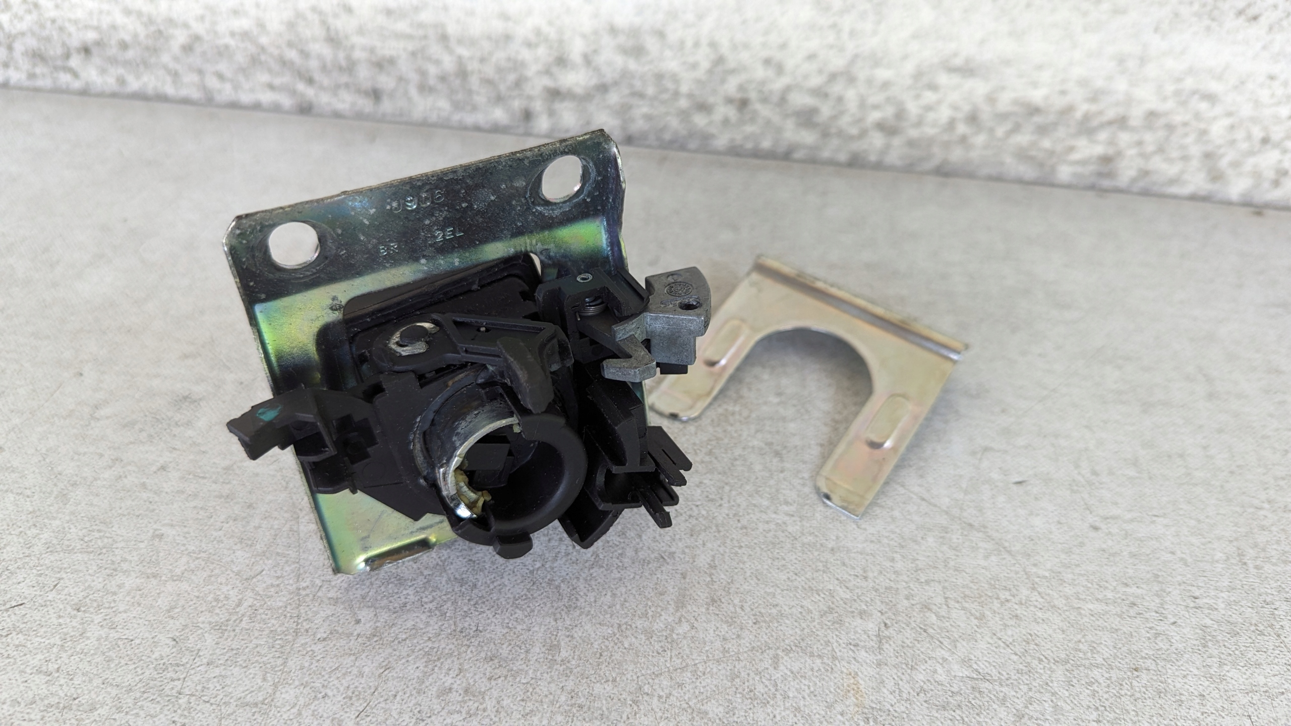 ZAMEK WKŁADKA VW FOX Producent części Volkswagen OE