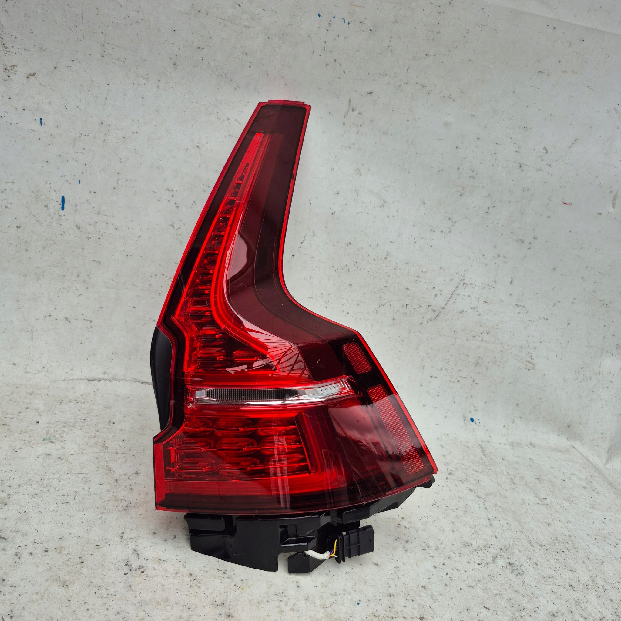 VOLVO V60 II 18- light right rear part rear 32291359