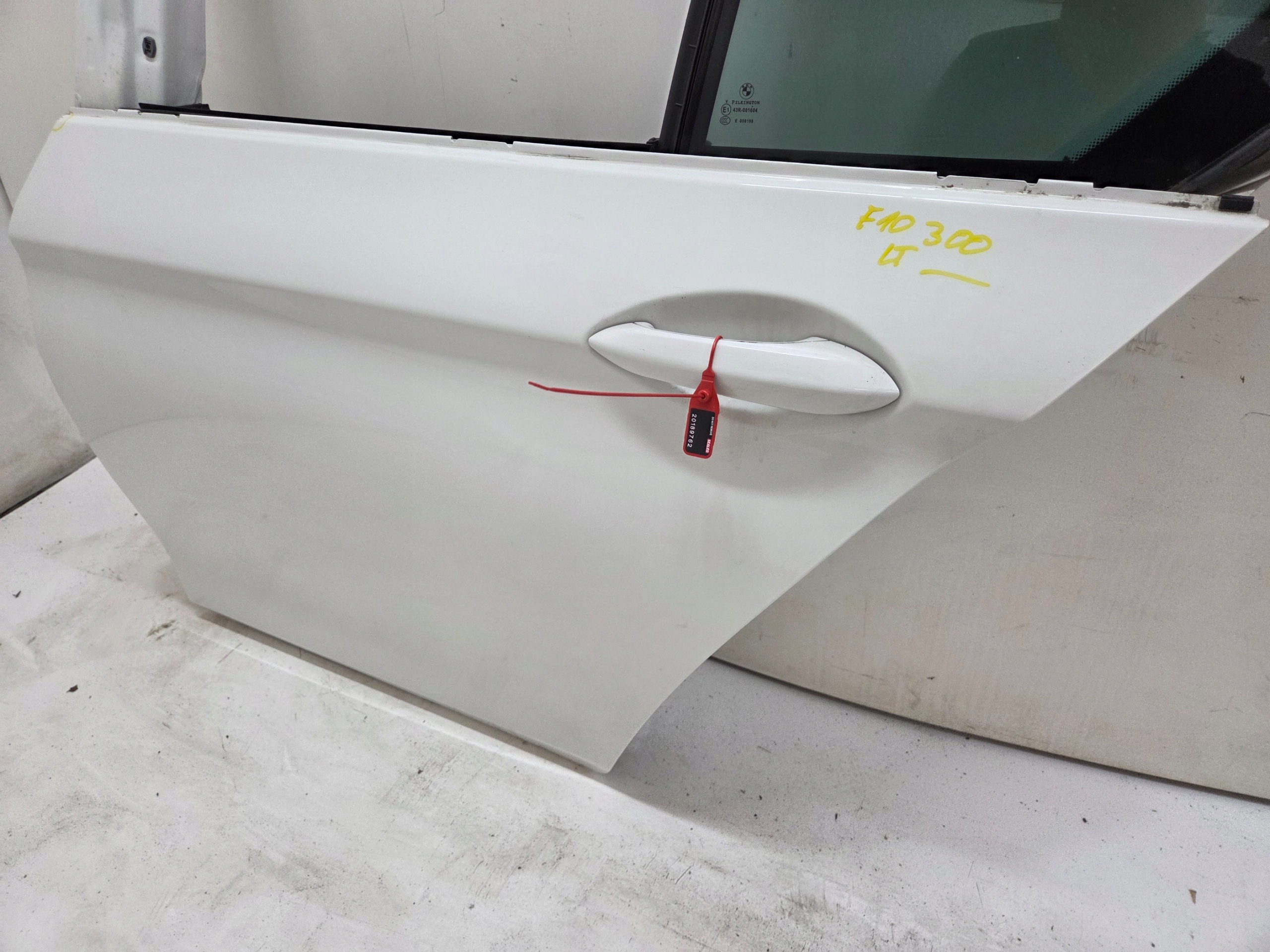 door left rear. rear part BMW F10 300