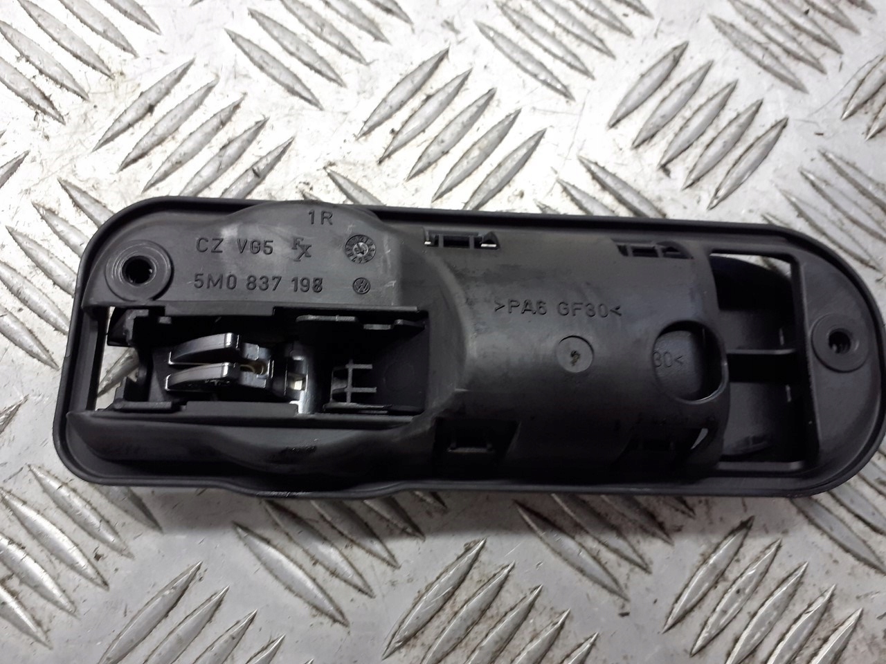 правая ручка двери внутренняя vw Golf V PLUS 5M0837198