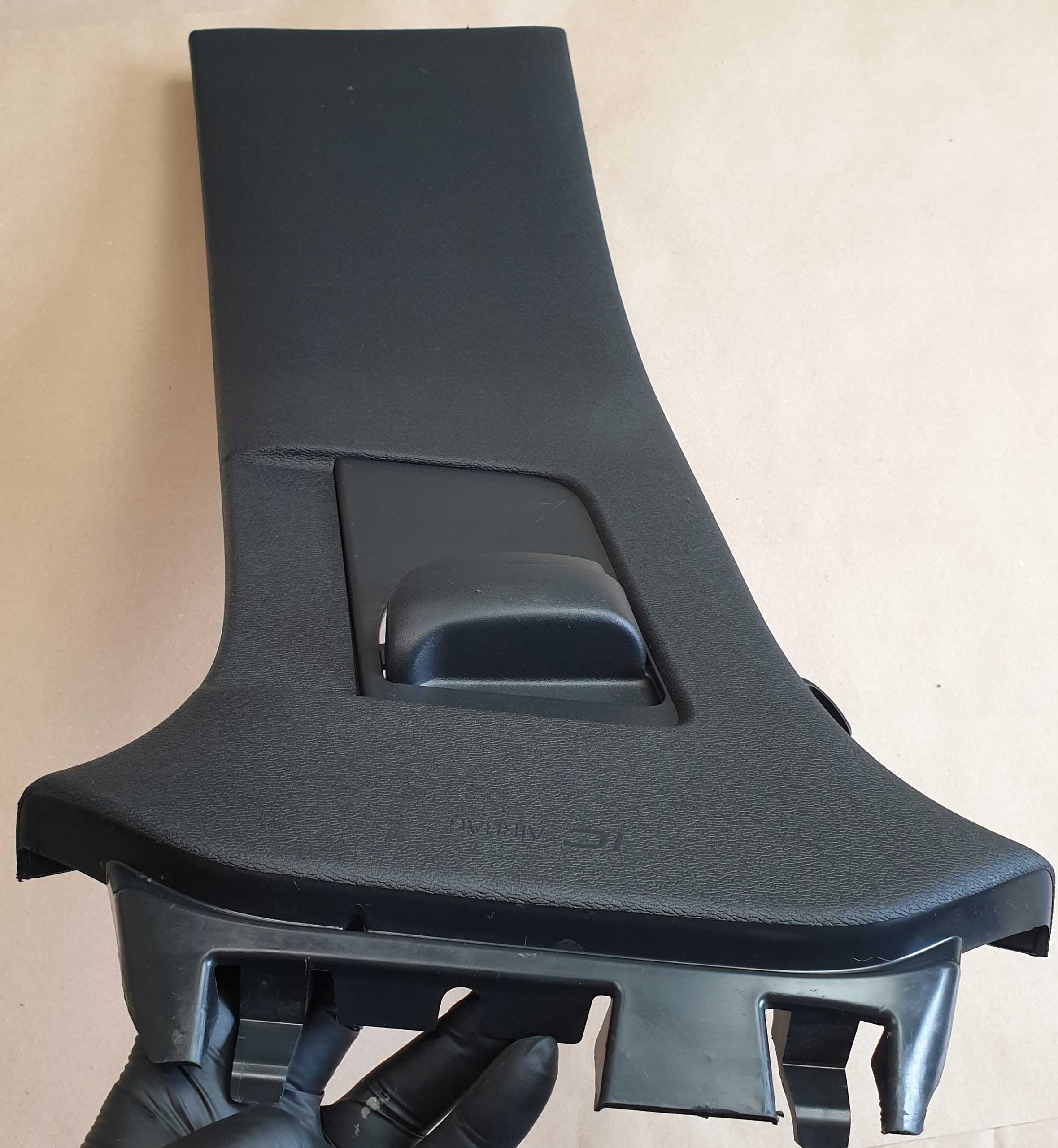 cover side SLUPKA B left central VOLVO XC40 OE black