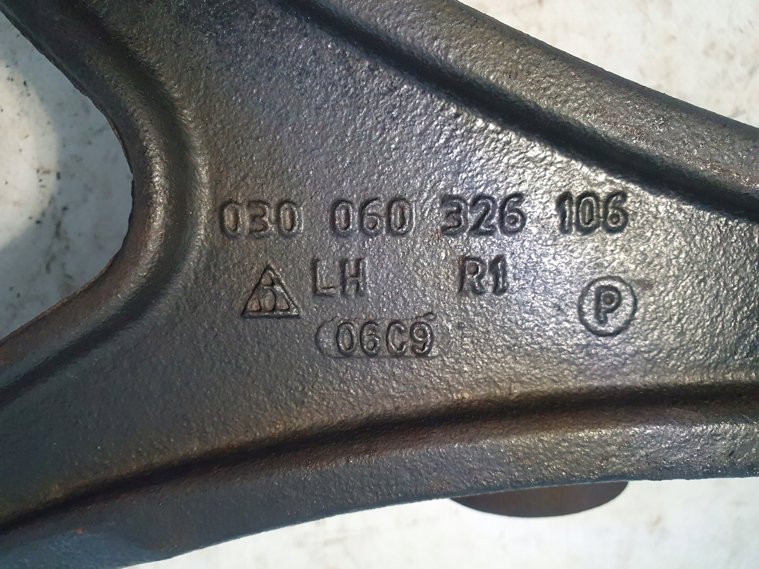 DODGE CHALLENGER LIFT 2015- 3.6 AWD 4X4 arm front left