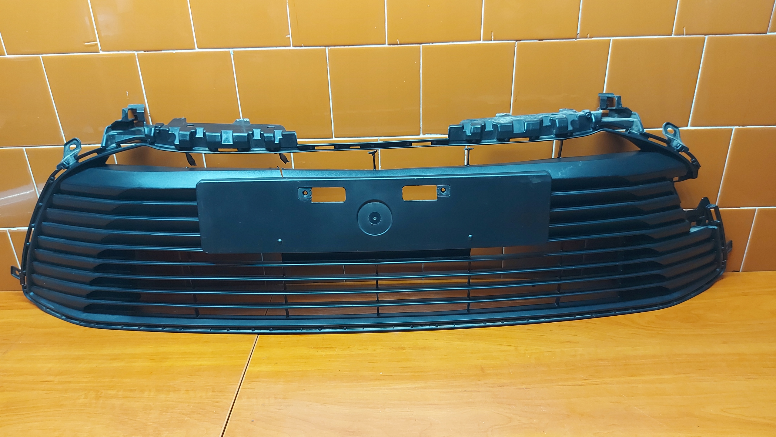 grid of a bumper central front front TOYOTA COROLLA E21 sedan 19