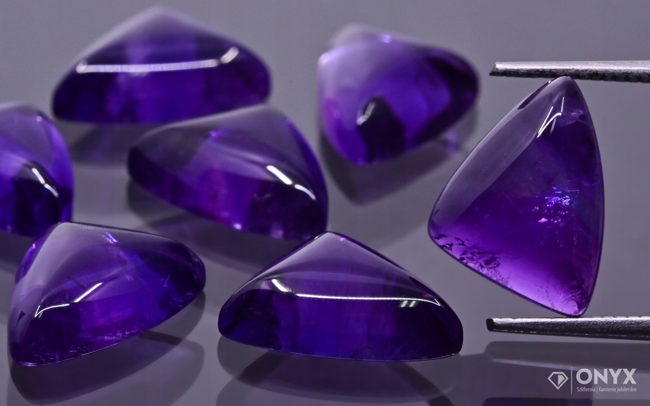 Ametyst A kabošon Levý nepravidelný 12,5x9 mm