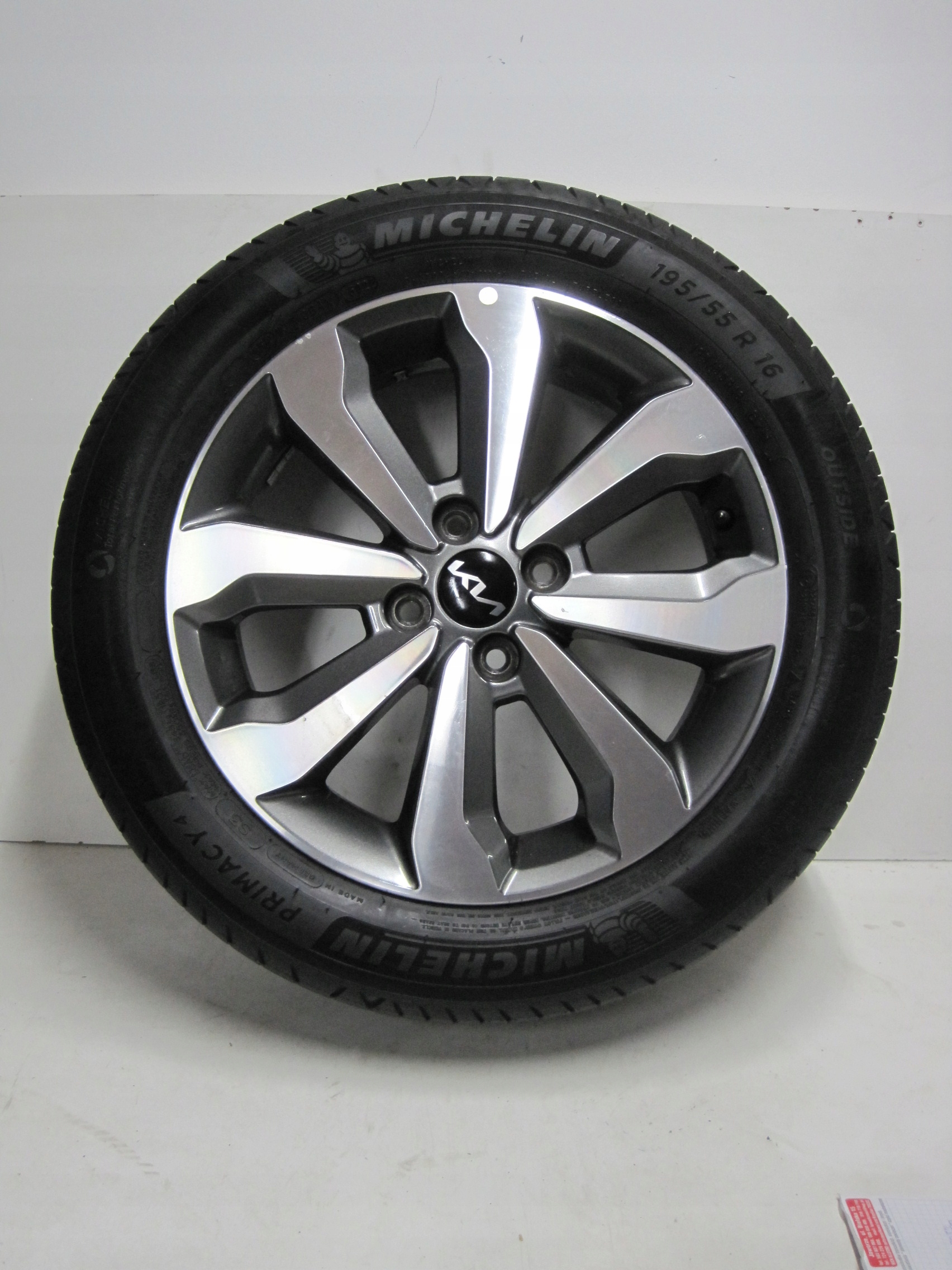 wheels discs tyres KIA STONIC R16 22r