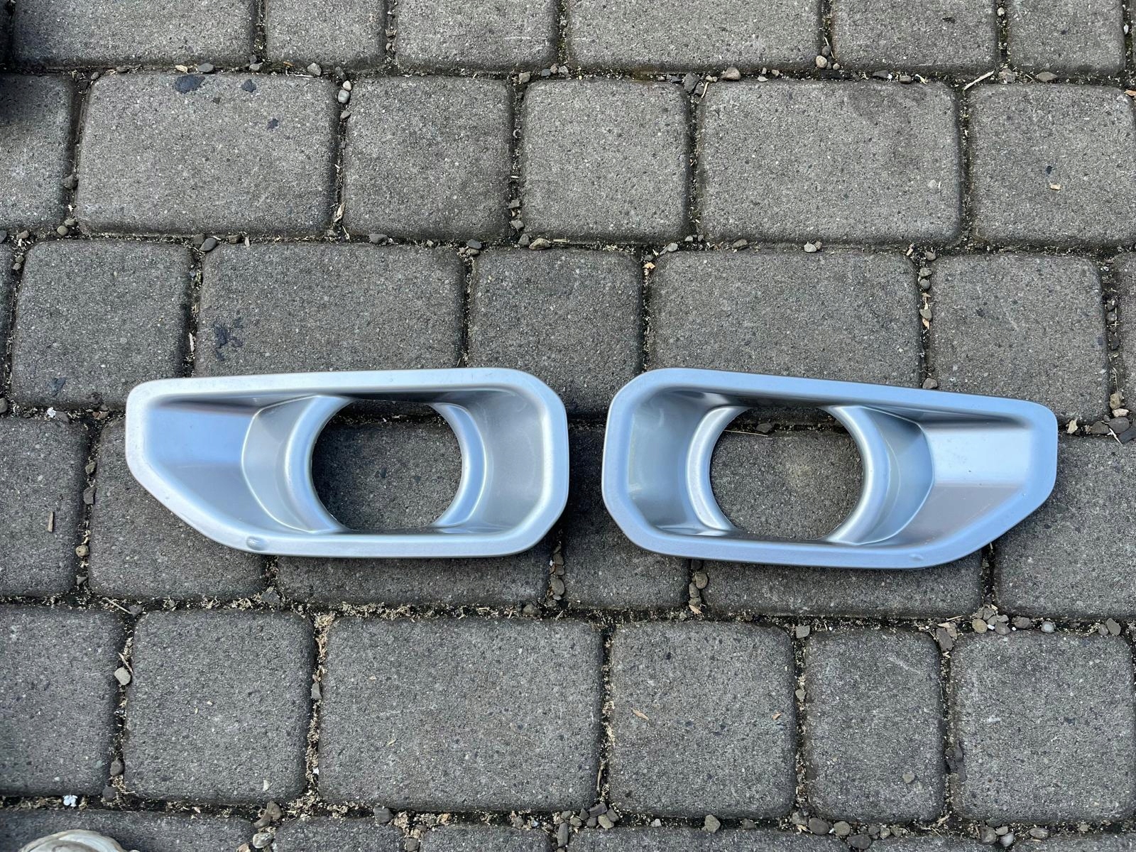 RAMKA HALOGENU OSŁONA OBRAMÓWKA PRAWA LEWA JEEP WRANGLER JL GLADIATOR