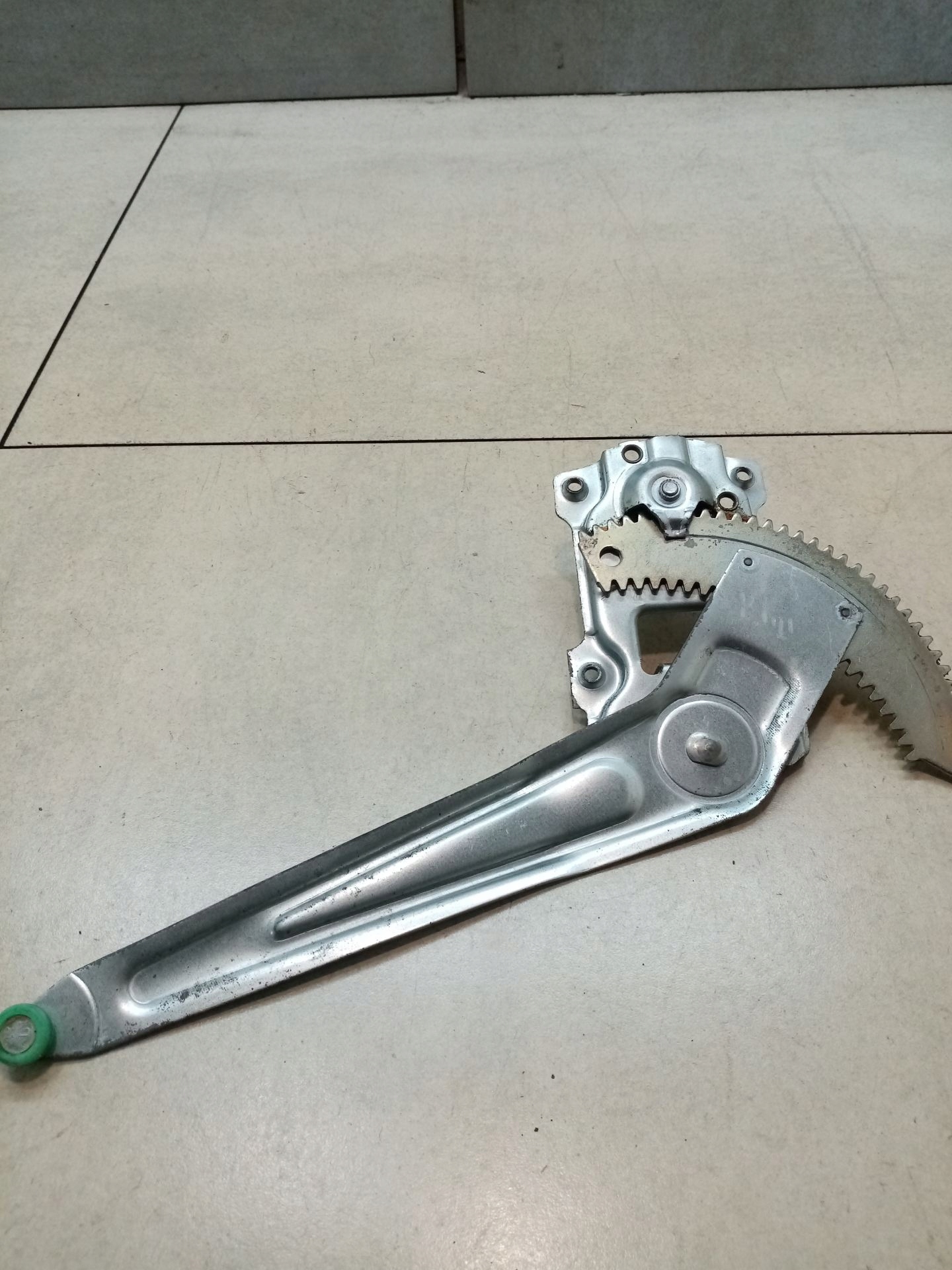 window regulator right rear part DAIHATSU CUORE VI