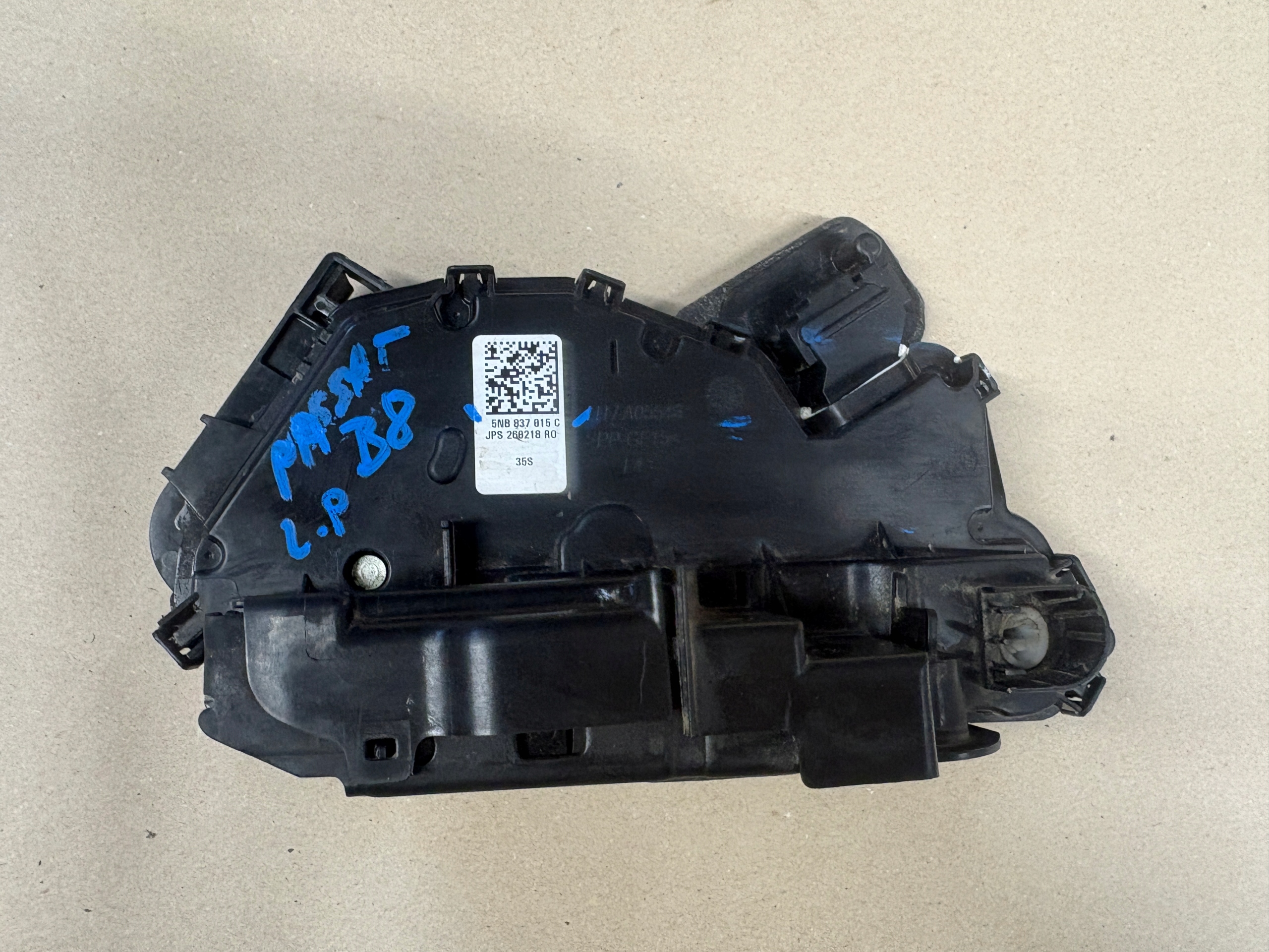 VW PASSAT B8 lock door left front 5NB837815C