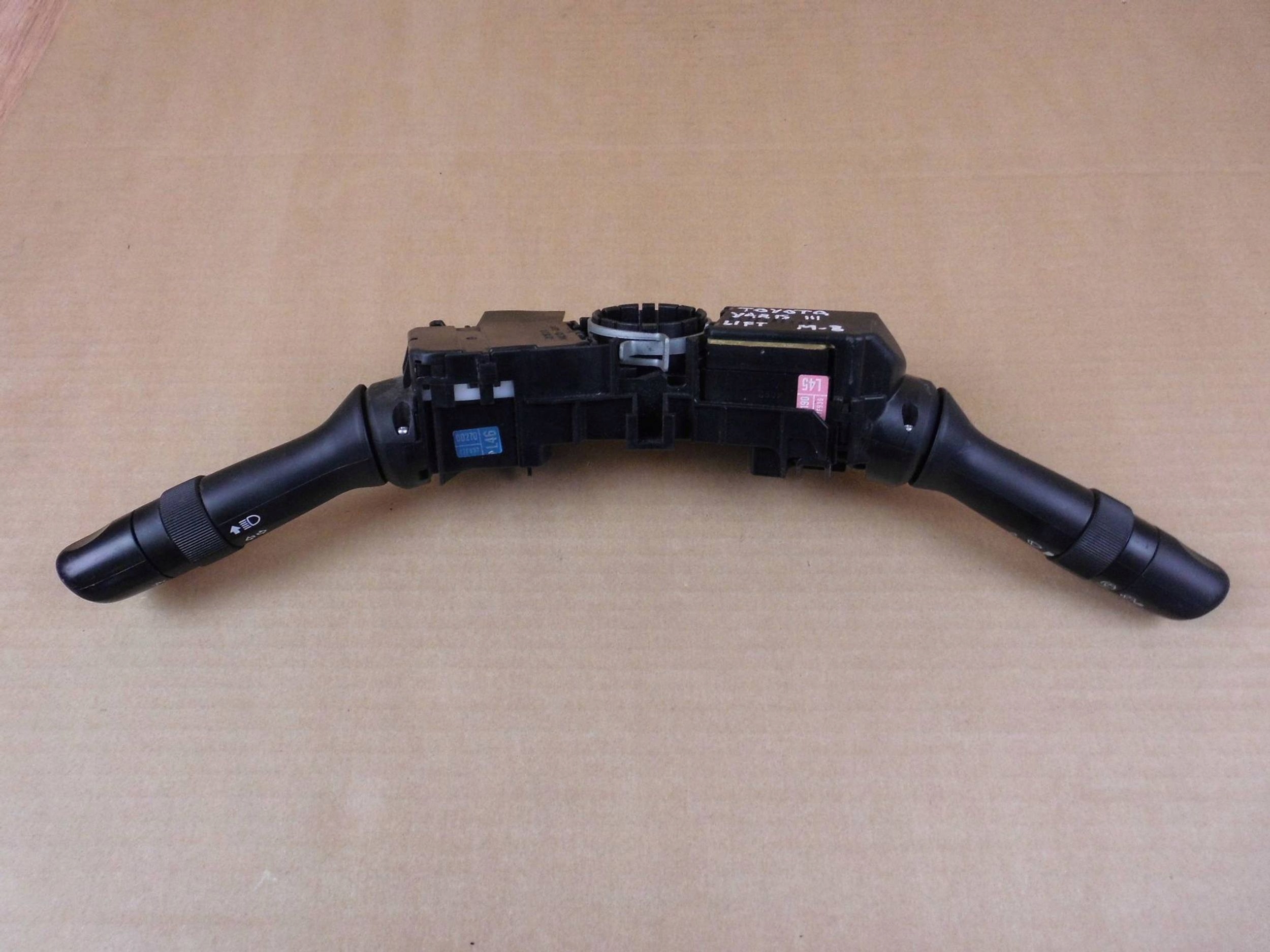 TOYOTA YARIS III INTERRUTTORE COMANDO LUCI TERGICRISTALLI DEVIO LUCI DEVIO ZESPOLONY 17F936