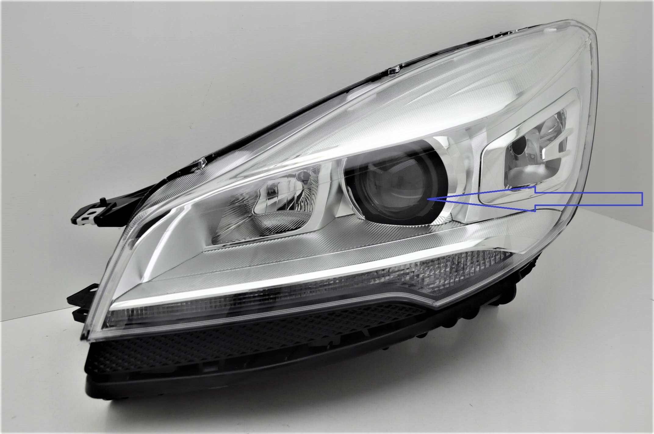 FORD KUGA OD 2013- REFLEKTORY KOMPLET XENON NOWE Strona zabudowy lewe + prawe