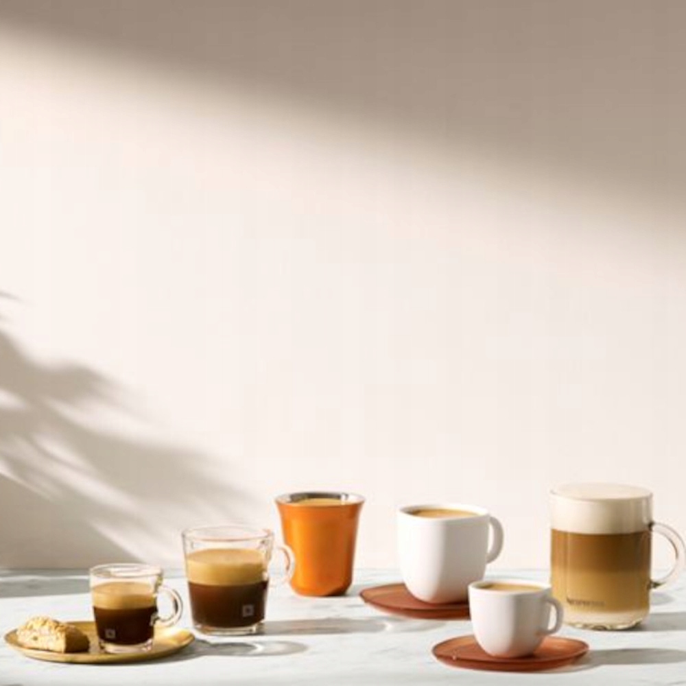 EKSPRES DO KAWY NA KAPSUŁKI NESPRESSO ESSENZA MINI BIAŁY SPIENIACZ + GRATIS Pojemność zbiornika na wodę 0,6 l