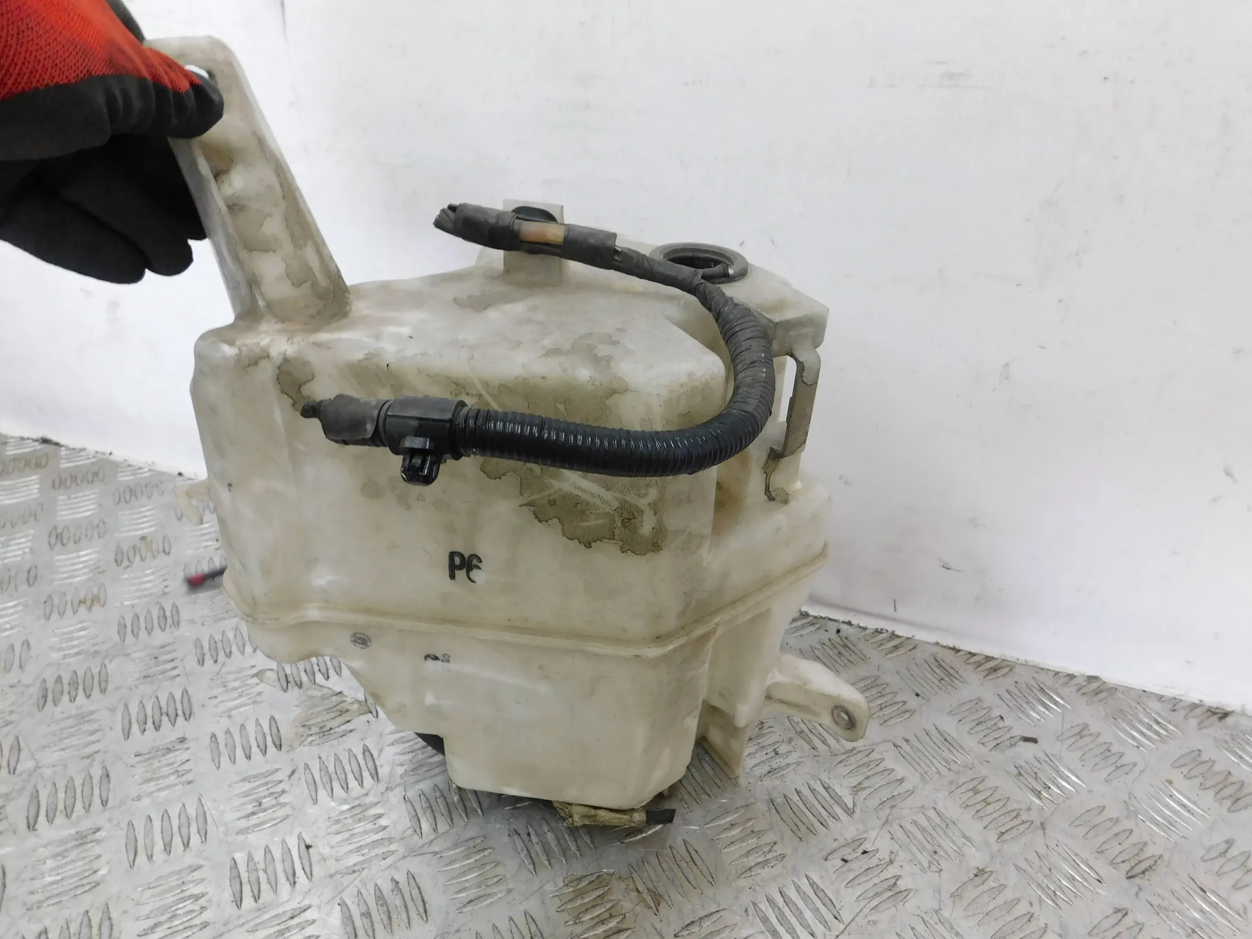washer fluid tank TOYOTA PRIUS III +
