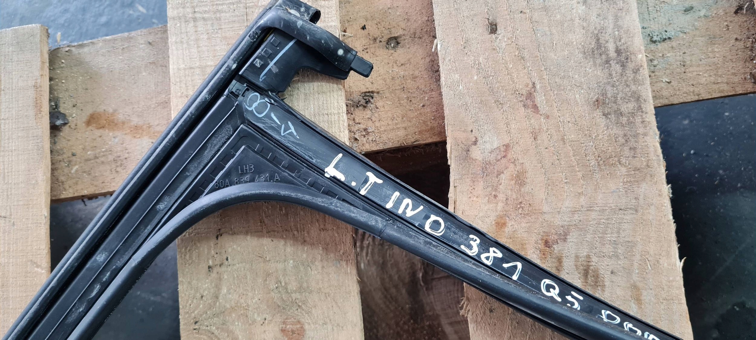 Q5 80A gasket PROWADNICA windows left rear part moulding CHROM 80A839431A