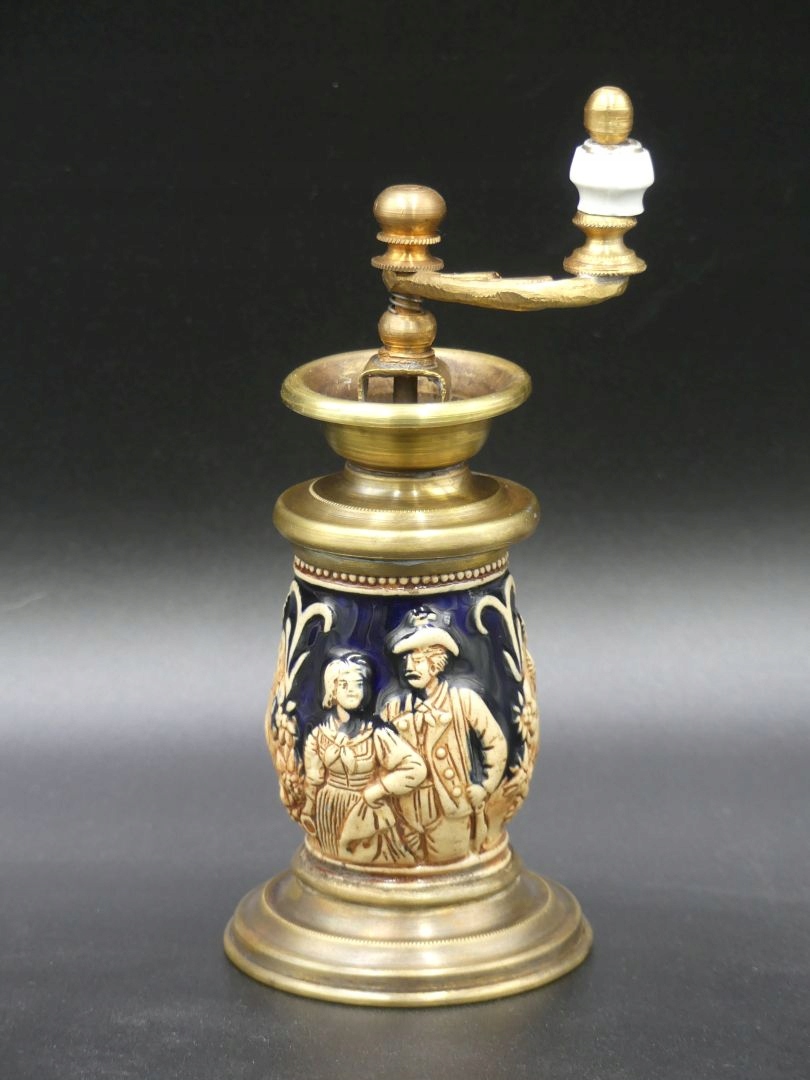 Piękny kamionkowy młynek do pieprzu