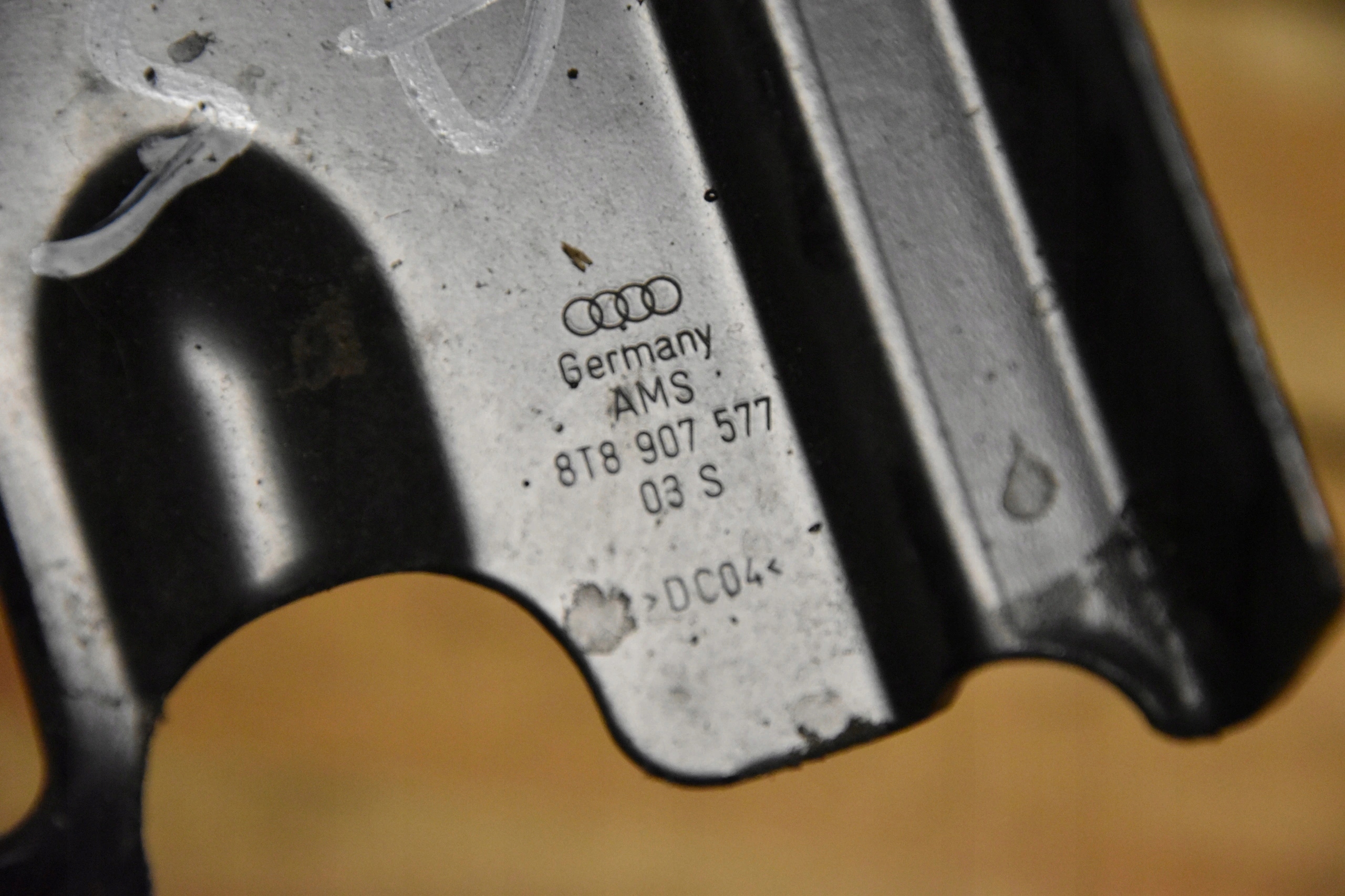 úchyt MODULU KOMFORTU AUDI 8T8907577