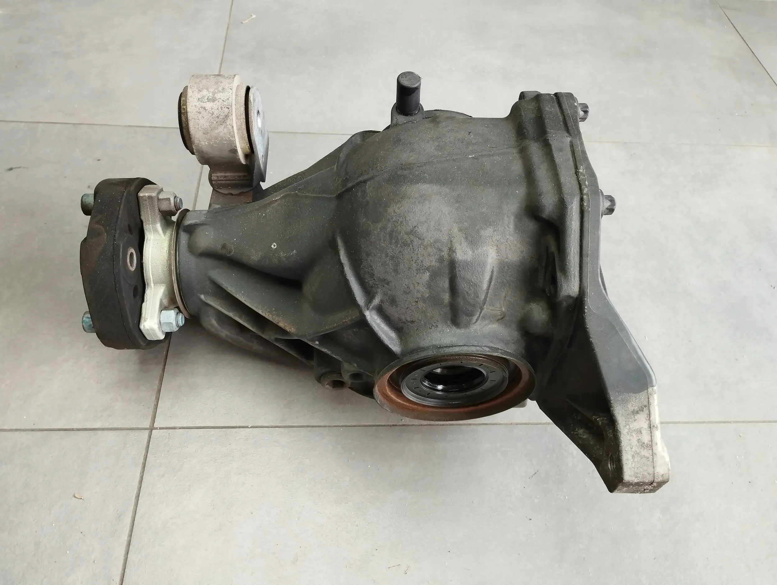 Mercedes-Benz CLS C218 diff differential rear part A2043510408